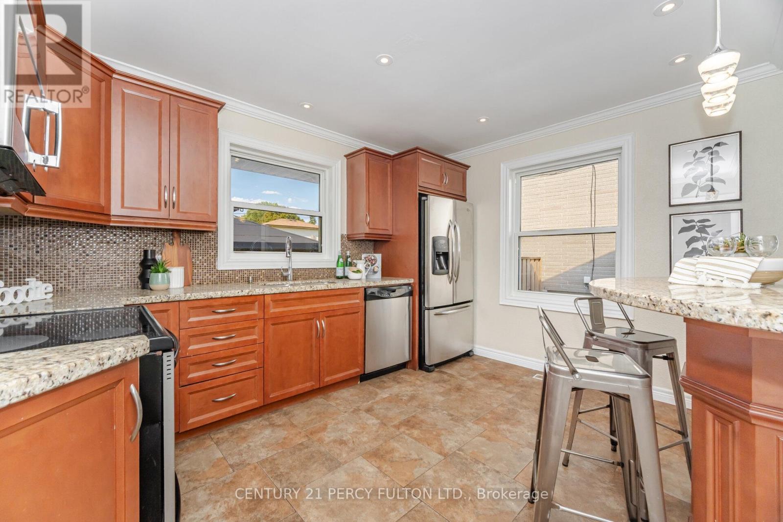 600 Ridgeway Avenue, Oshawa (Mclaughlin), Ontario  L1J 2W2 - Photo 6 - E12442626