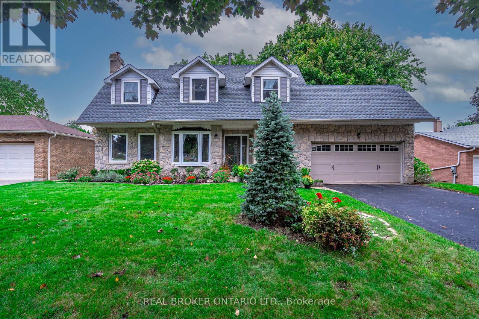 15 Blue Forest Drive, Grimsby (Grimsby Beach), Ontario  L3M 4R4 - Photo 1 - X12442367