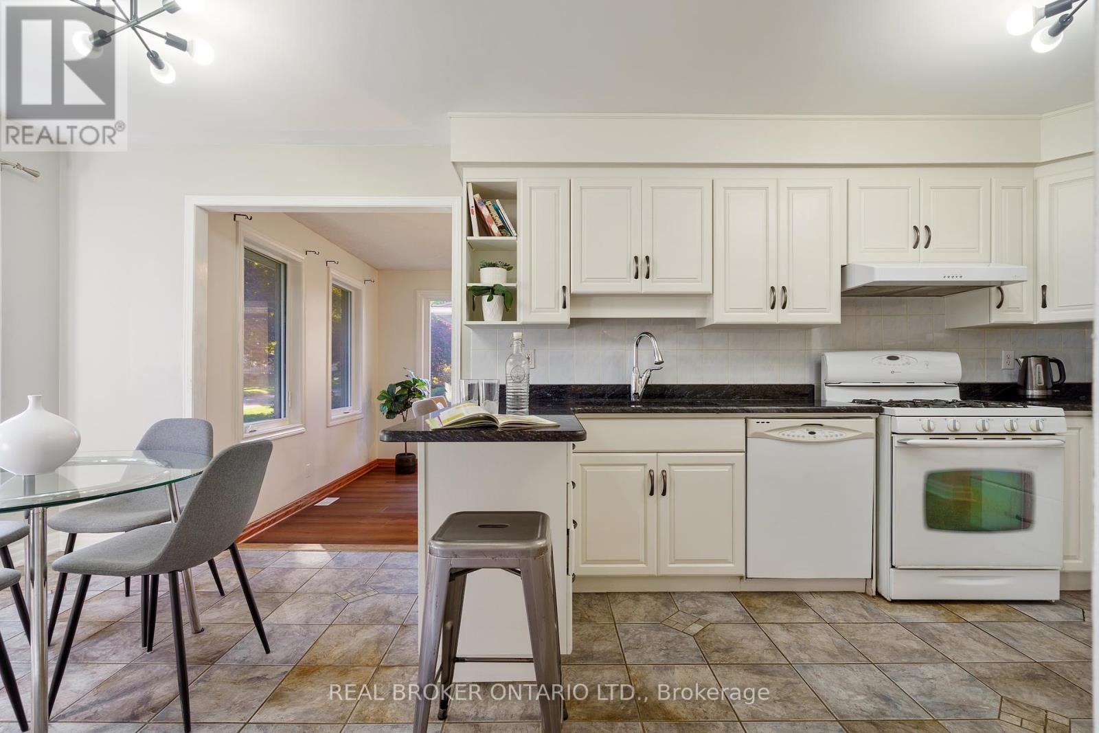 15 Blue Forest Drive, Grimsby (Grimsby Beach), Ontario  L3M 4R4 - Photo 11 - X12442367