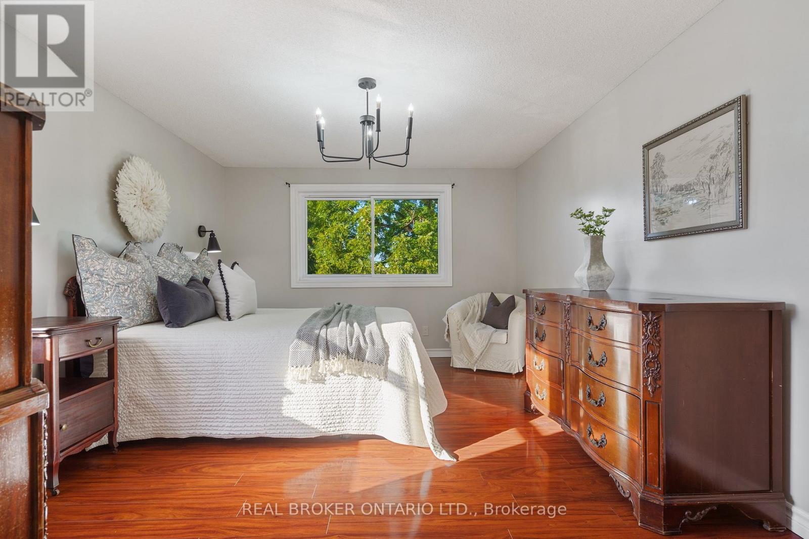 15 Blue Forest Drive, Grimsby (Grimsby Beach), Ontario  L3M 4R4 - Photo 16 - X12442367