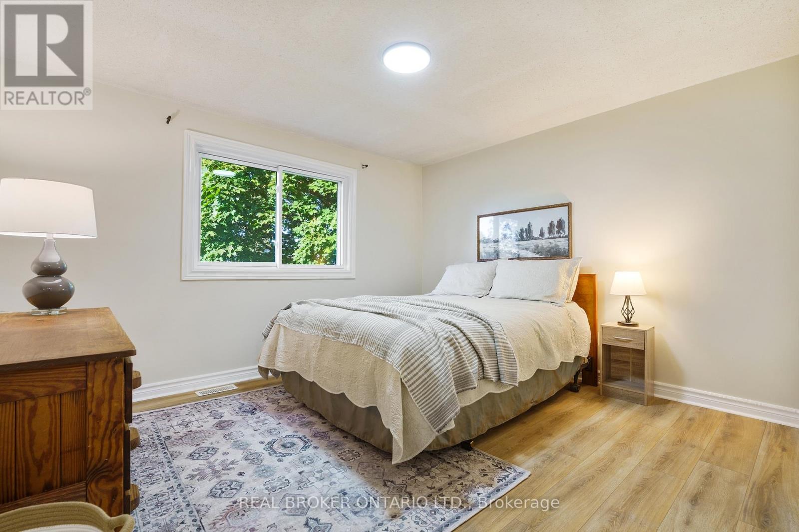 15 Blue Forest Drive, Grimsby (Grimsby Beach), Ontario  L3M 4R4 - Photo 21 - X12442367