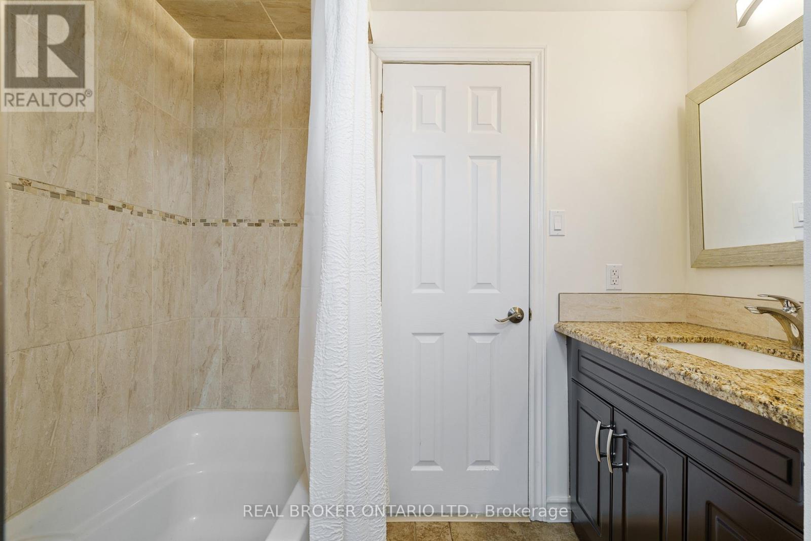 15 Blue Forest Drive, Grimsby (Grimsby Beach), Ontario  L3M 4R4 - Photo 23 - X12442367