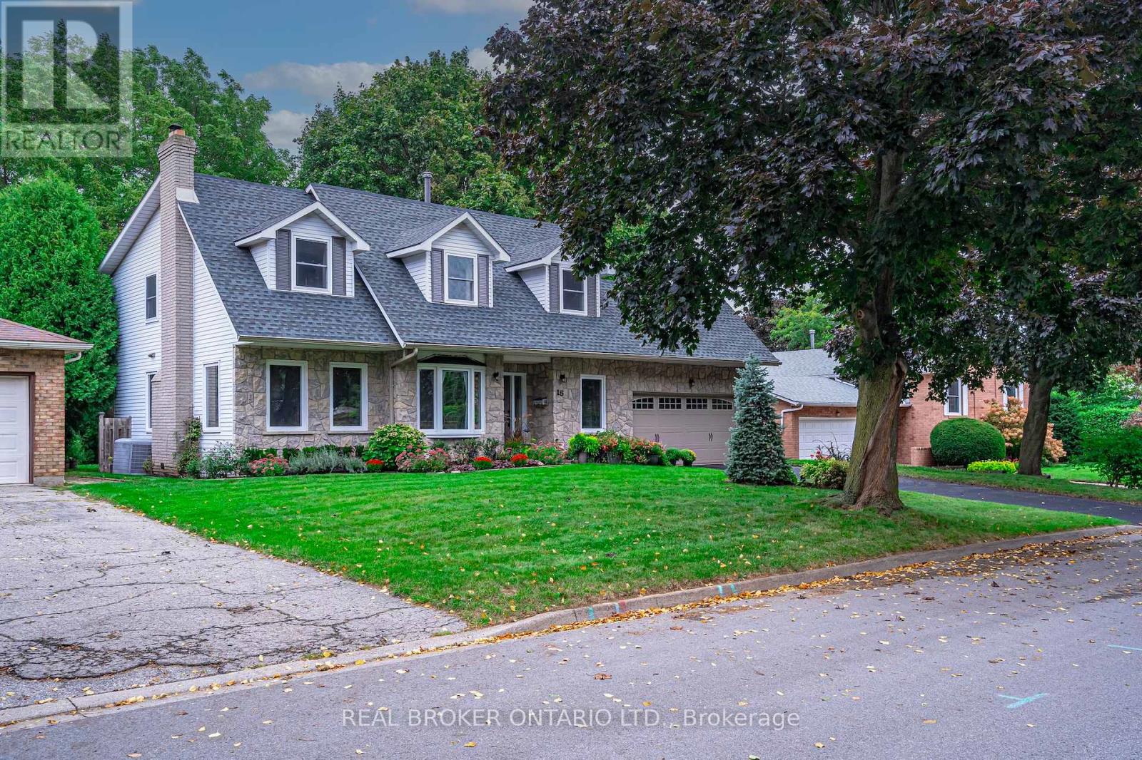 15 Blue Forest Drive, Grimsby (Grimsby Beach), Ontario  L3M 4R4 - Photo 33 - X12442367