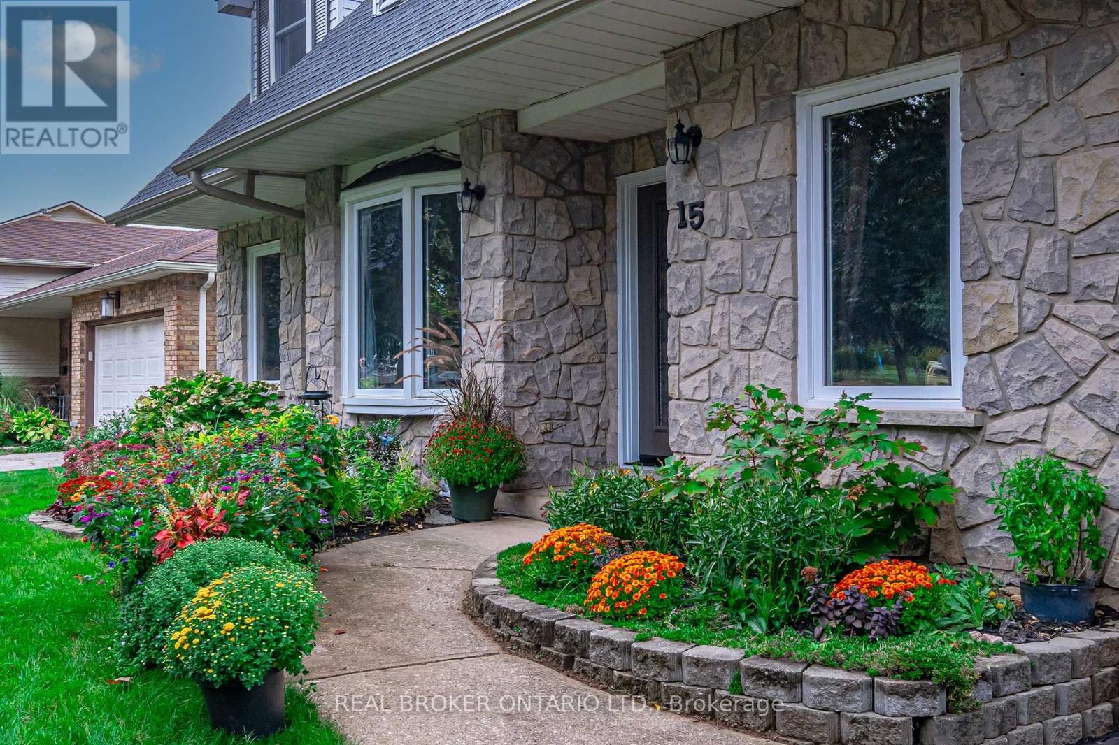 15 Blue Forest Drive, Grimsby (Grimsby Beach), Ontario  L3M 4R4 - Photo 4 - X12442367