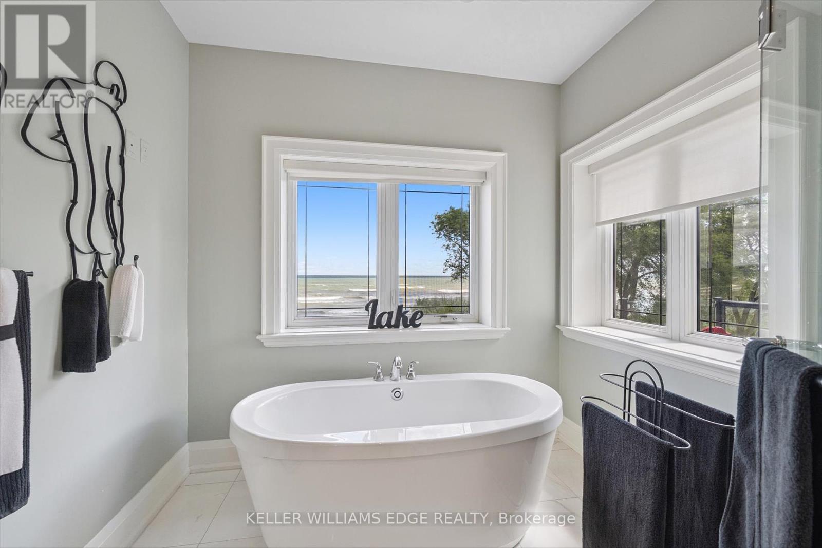 1081 Beach Boulevard, Hamilton (Hamilton Beach), Ontario  L8H 6Z9 - Photo 32 - X12442417