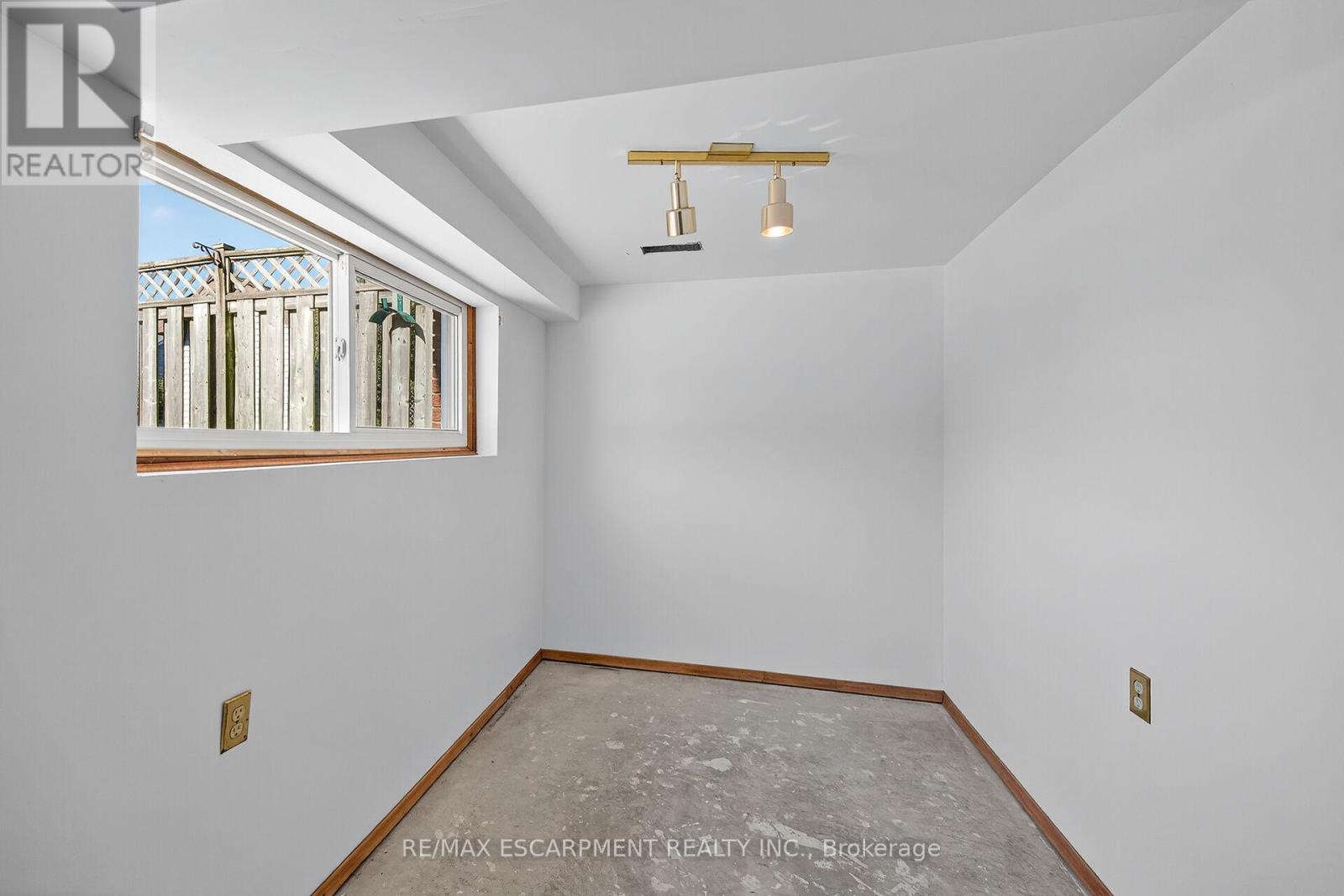 12 Athens Street, Haldimand, Ontario  N0A 1H0 - Photo 35 - X12442420