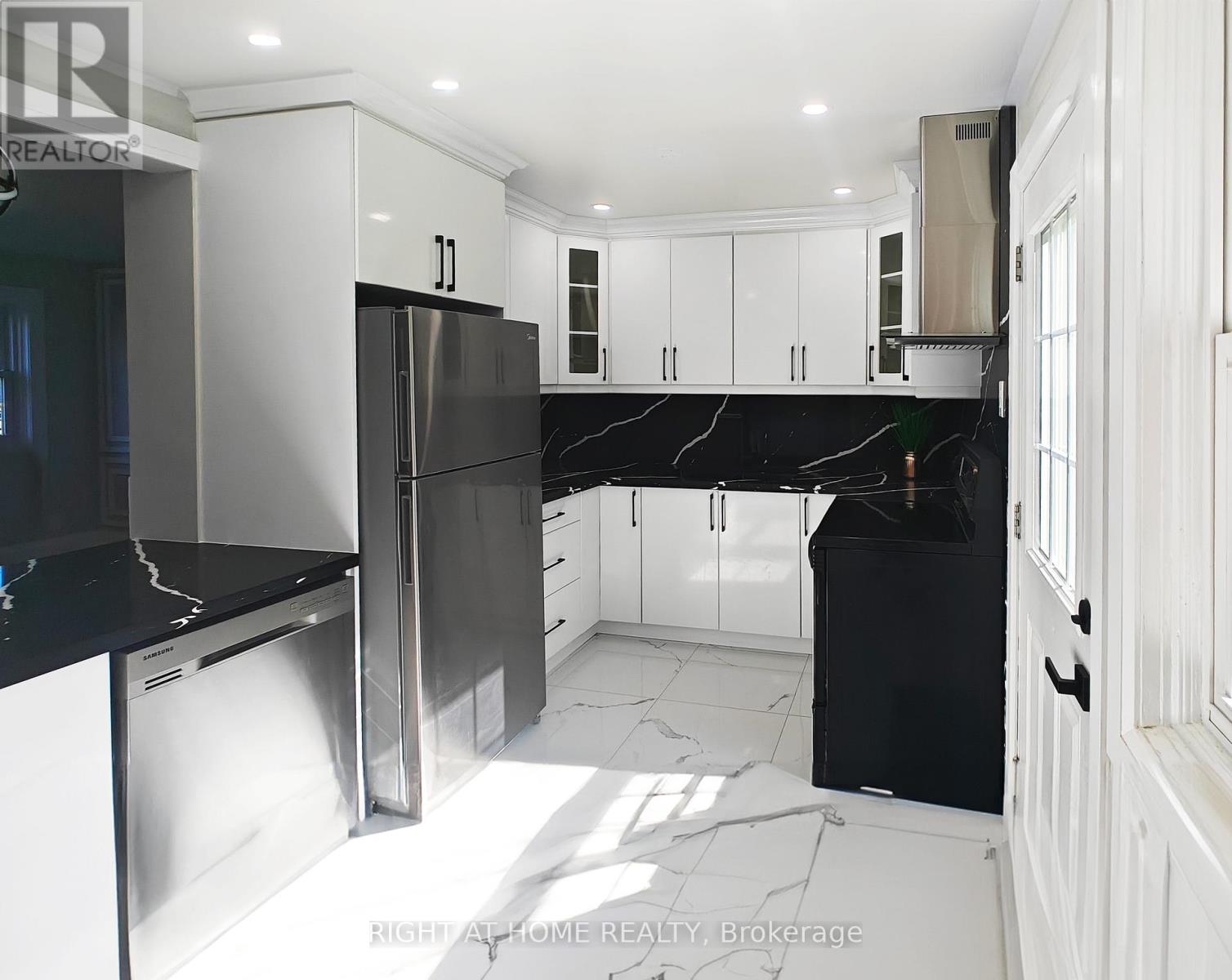381 East 23rd Street, Hamilton (Burkholme), Ontario  L8V 2X5 - Photo 10 - X12442435