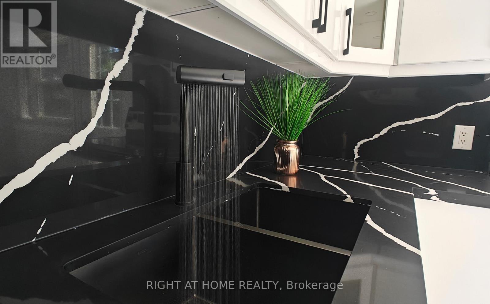 381 East 23rd Street, Hamilton (Burkholme), Ontario  L8V 2X5 - Photo 11 - X12442435