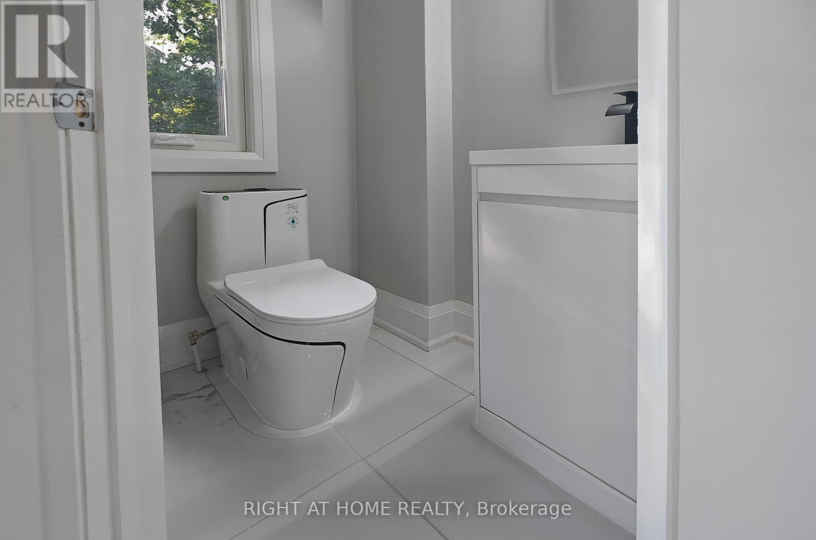 381 East 23rd Street, Hamilton (Burkholme), Ontario  L8V 2X5 - Photo 13 - X12442435