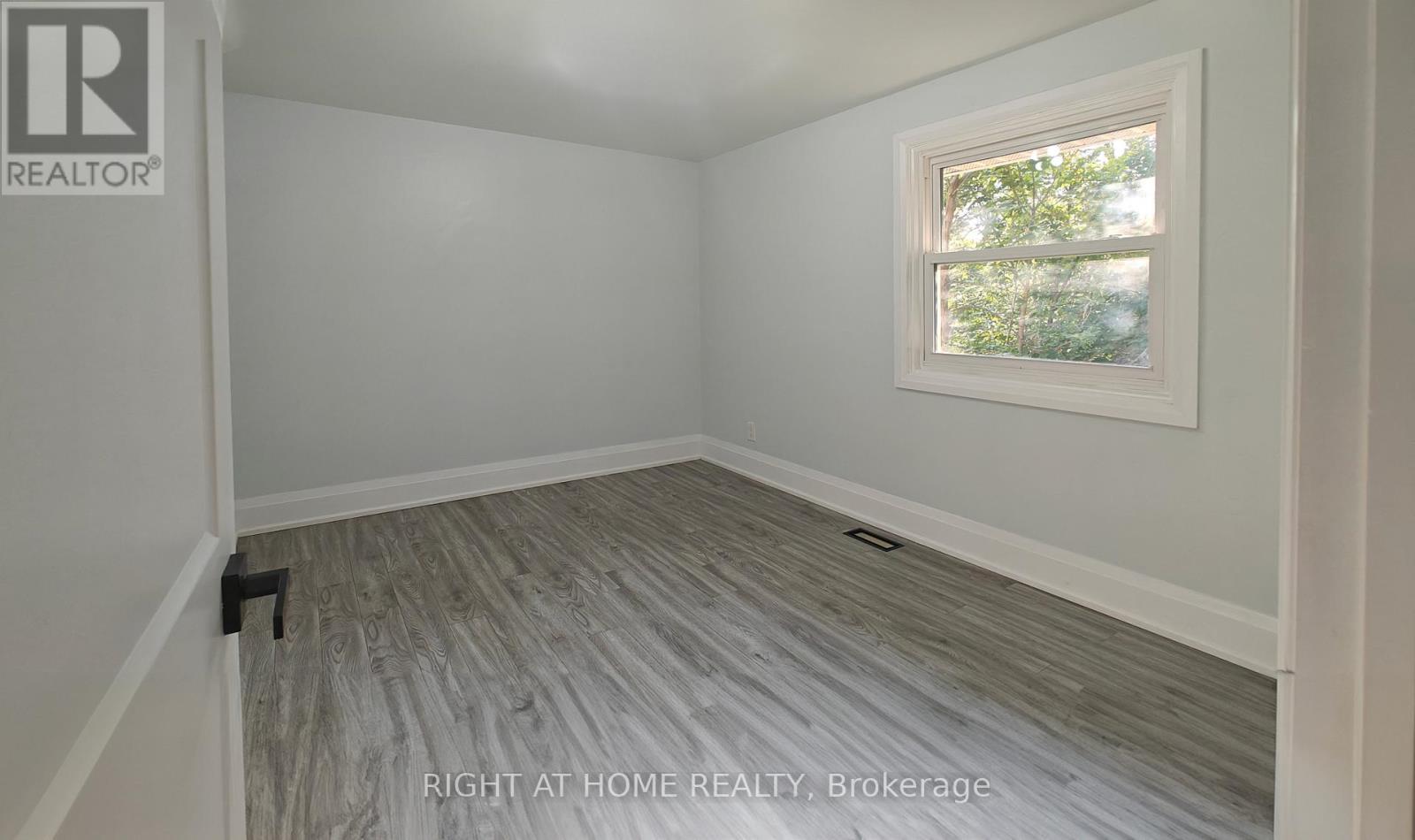 381 East 23rd Street, Hamilton (Burkholme), Ontario  L8V 2X5 - Photo 20 - X12442435