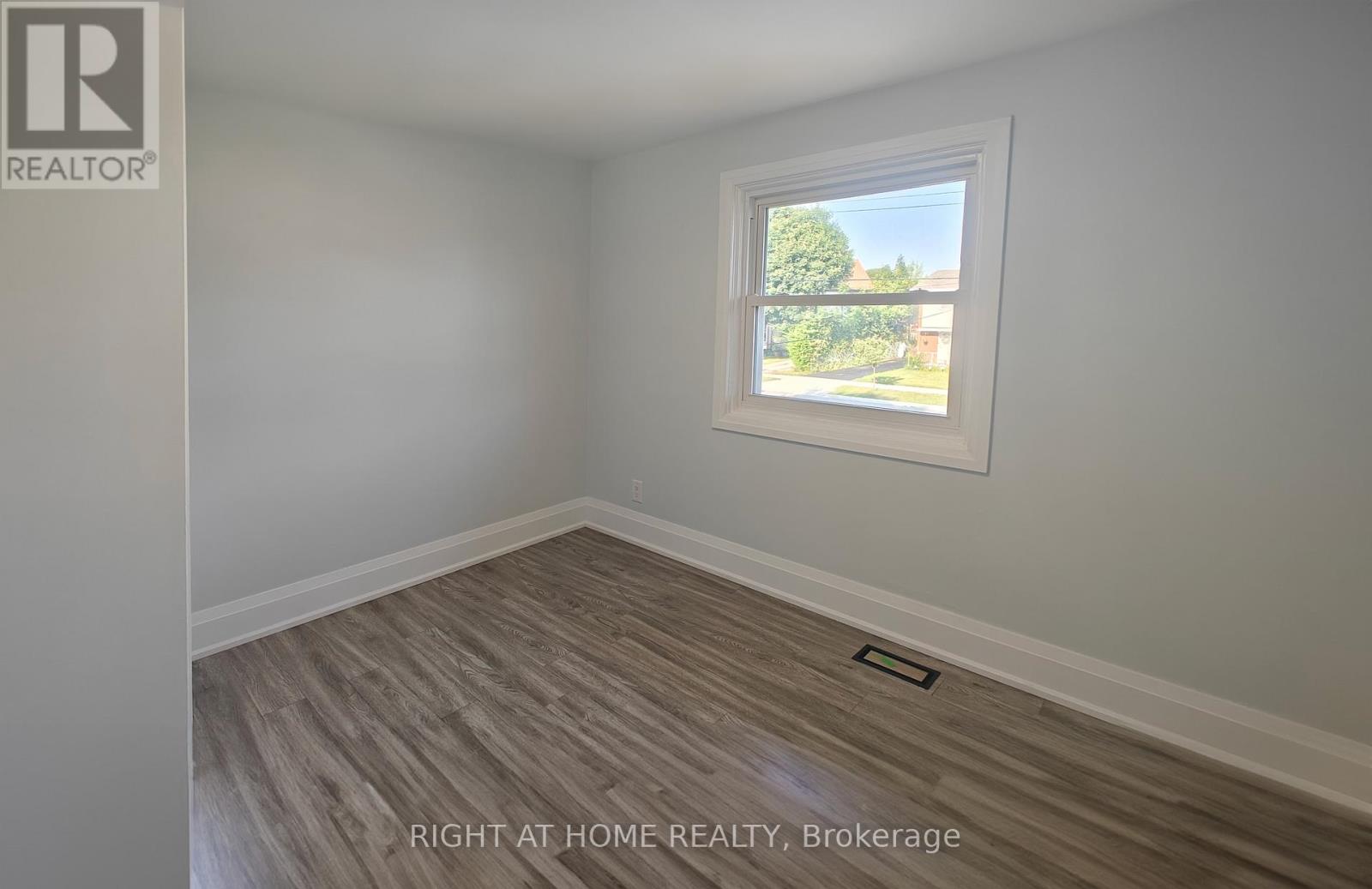 381 East 23rd Street, Hamilton (Burkholme), Ontario  L8V 2X5 - Photo 23 - X12442435