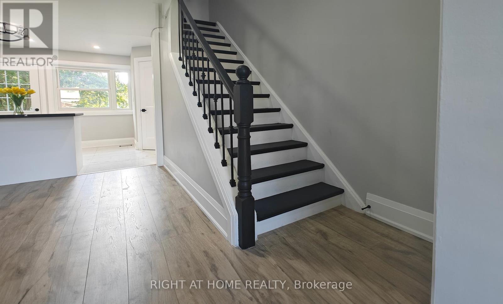 381 East 23rd Street, Hamilton (Burkholme), Ontario  L8V 2X5 - Photo 5 - X12442435