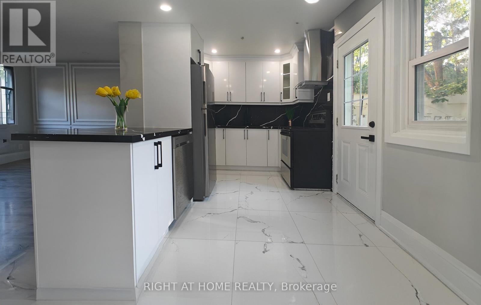 381 East 23rd Street, Hamilton (Burkholme), Ontario  L8V 2X5 - Photo 9 - X12442435