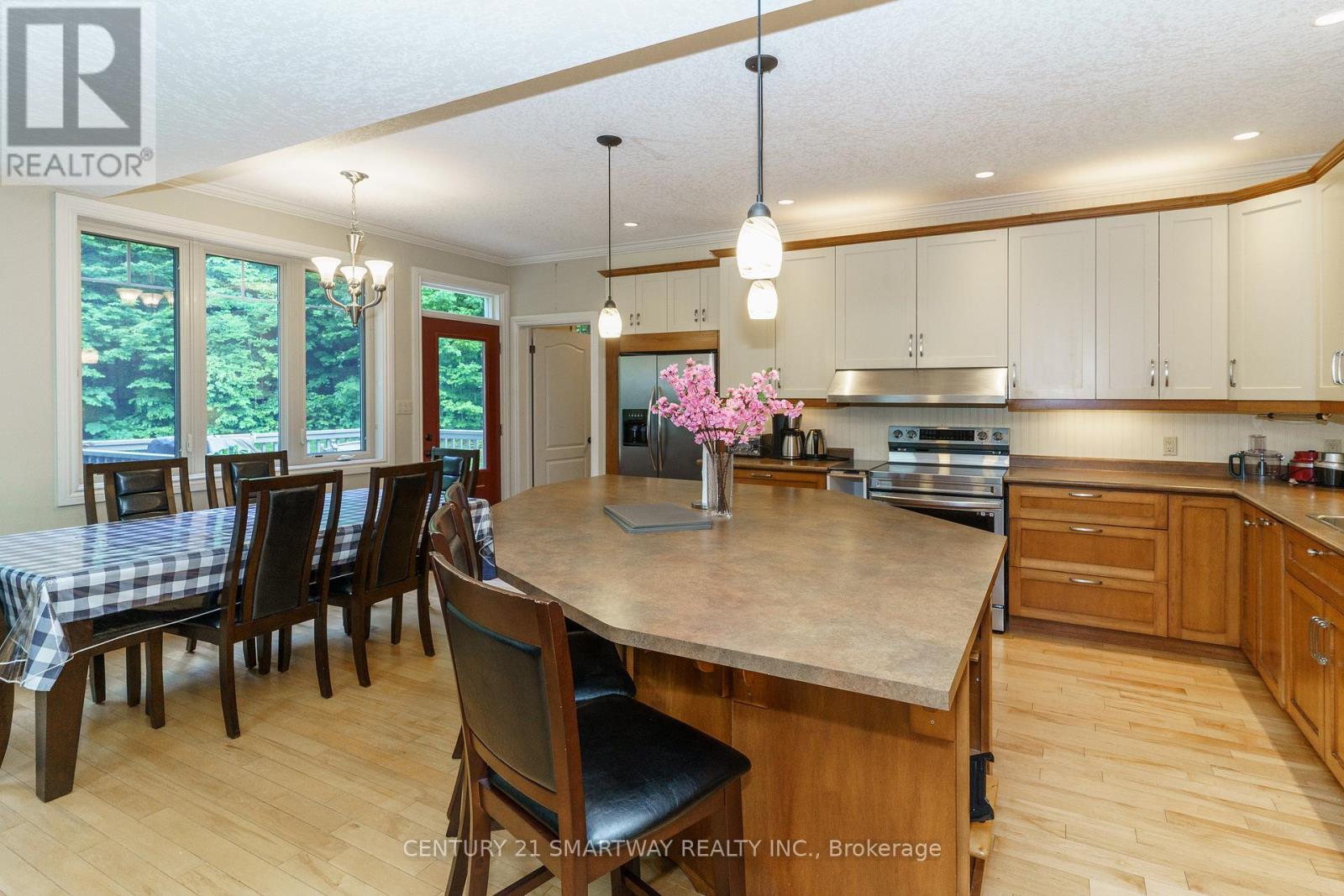 1066 Tally-Ho Winter Park Road, Lake Of Bays (Sinclair), Ontario  P1H 2J6 - Photo 7 - X12442529