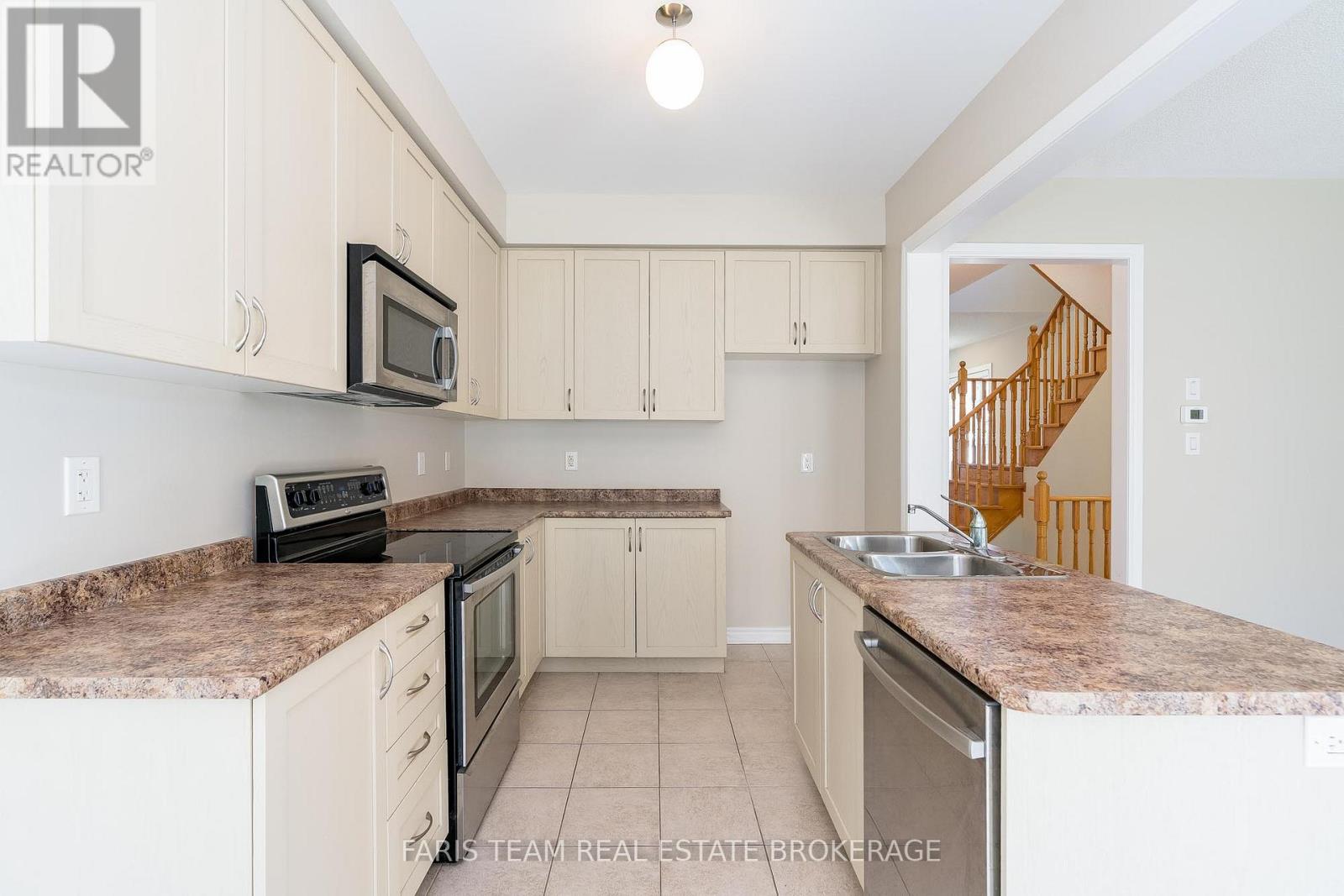 103 Collier Crescent, Essa (Angus), Ontario  L3W 0M8 - Photo 7 - N12442553