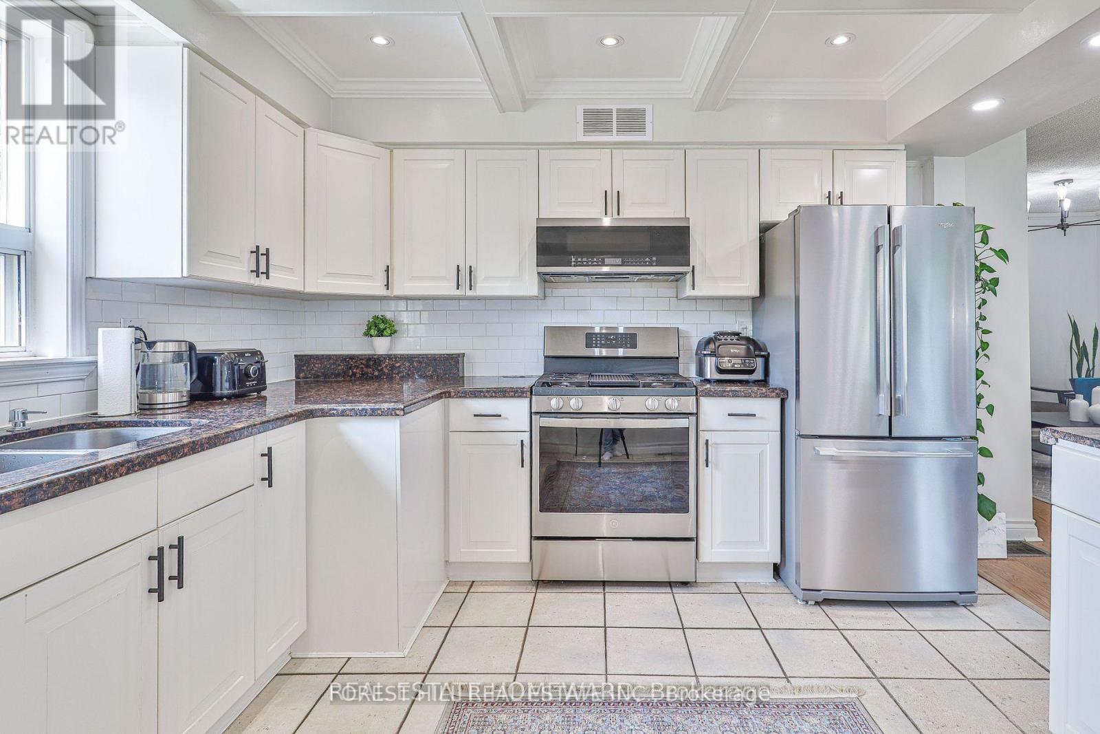 (Main) - 220 Neal Drive, Richmond Hill, Ontario  L4C 3L1 - Photo 5 - N12442607