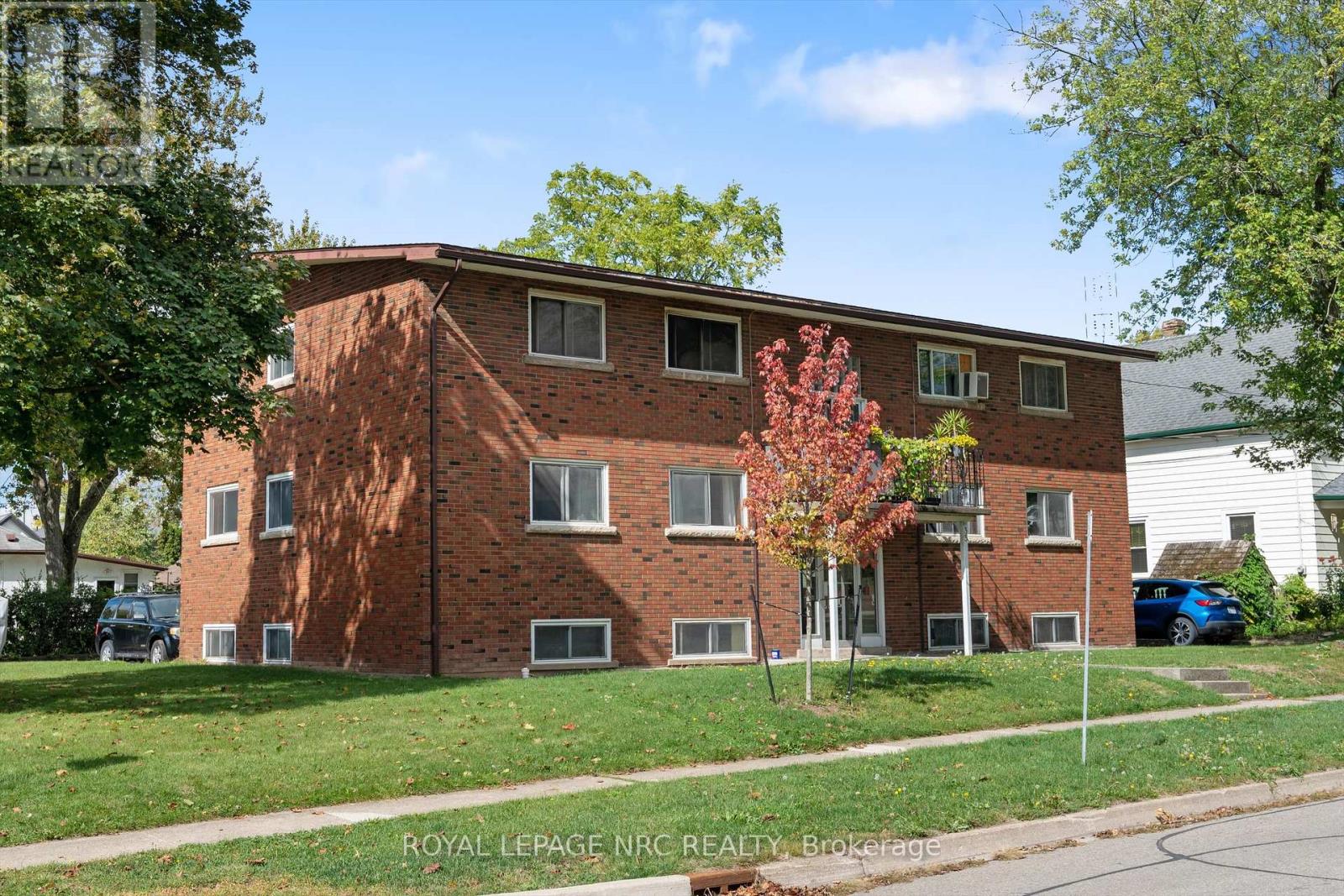 35 Aqueduct Street, Welland (Prince Charles), Ontario  L3C 1B7 - Photo 2 - X12430699