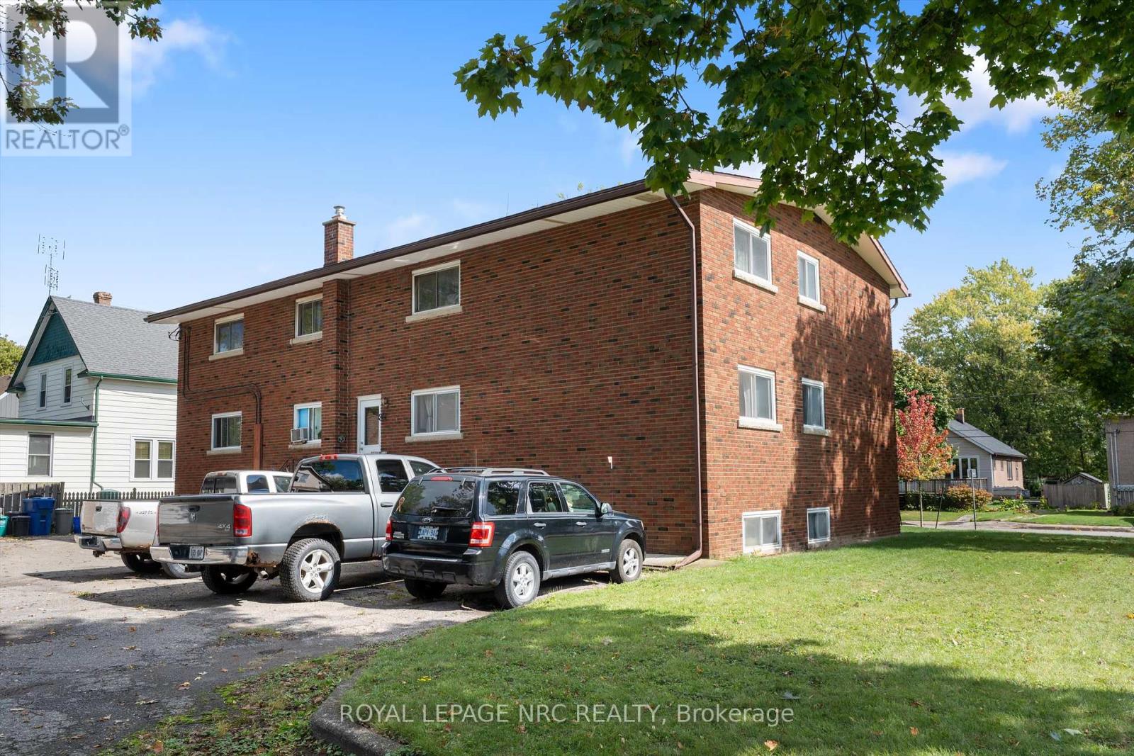 35 Aqueduct Street, Welland (Prince Charles), Ontario  L3C 1B7 - Photo 3 - X12430699