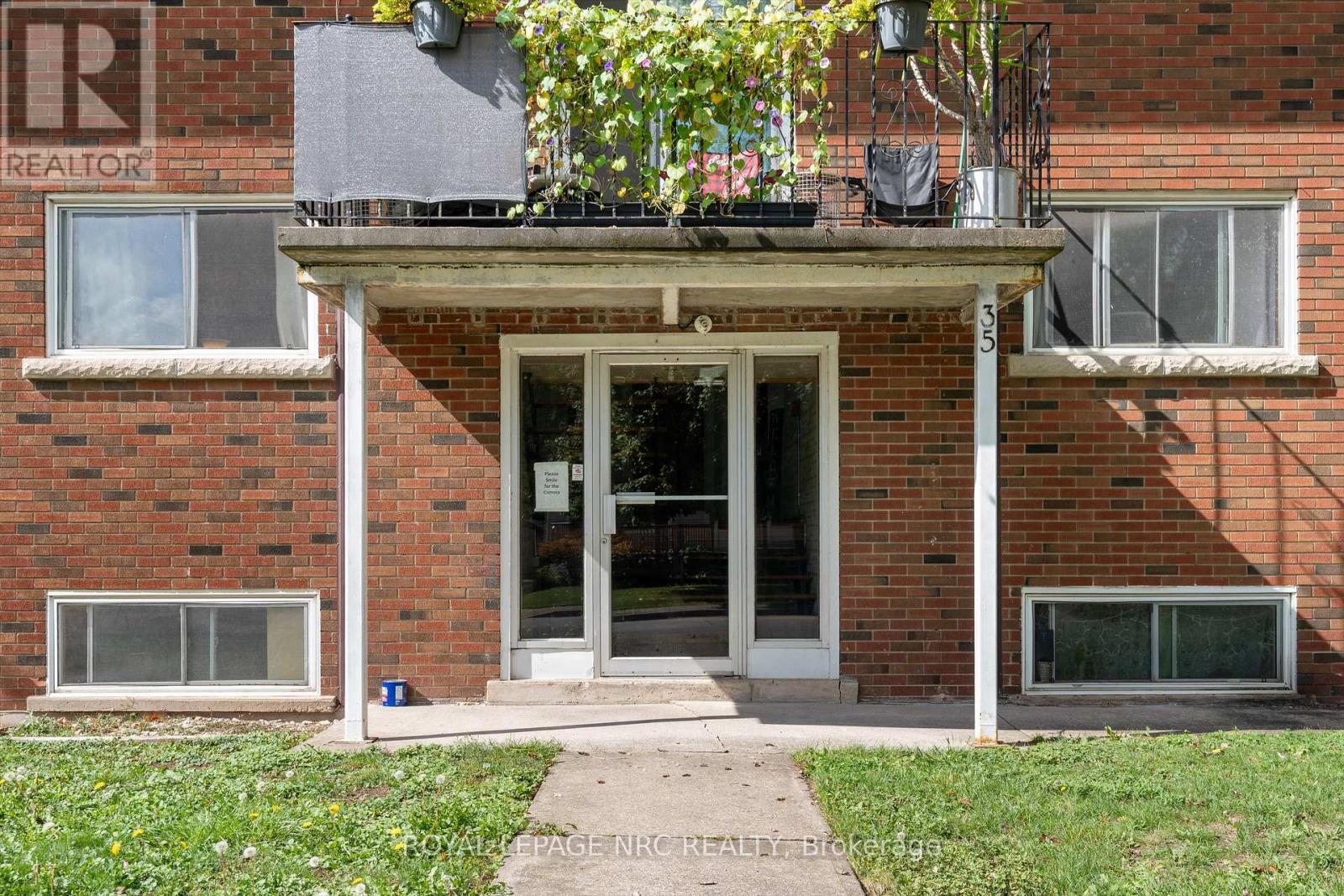 35 Aqueduct Street, Welland (Prince Charles), Ontario  L3C 1B7 - Photo 6 - X12430699