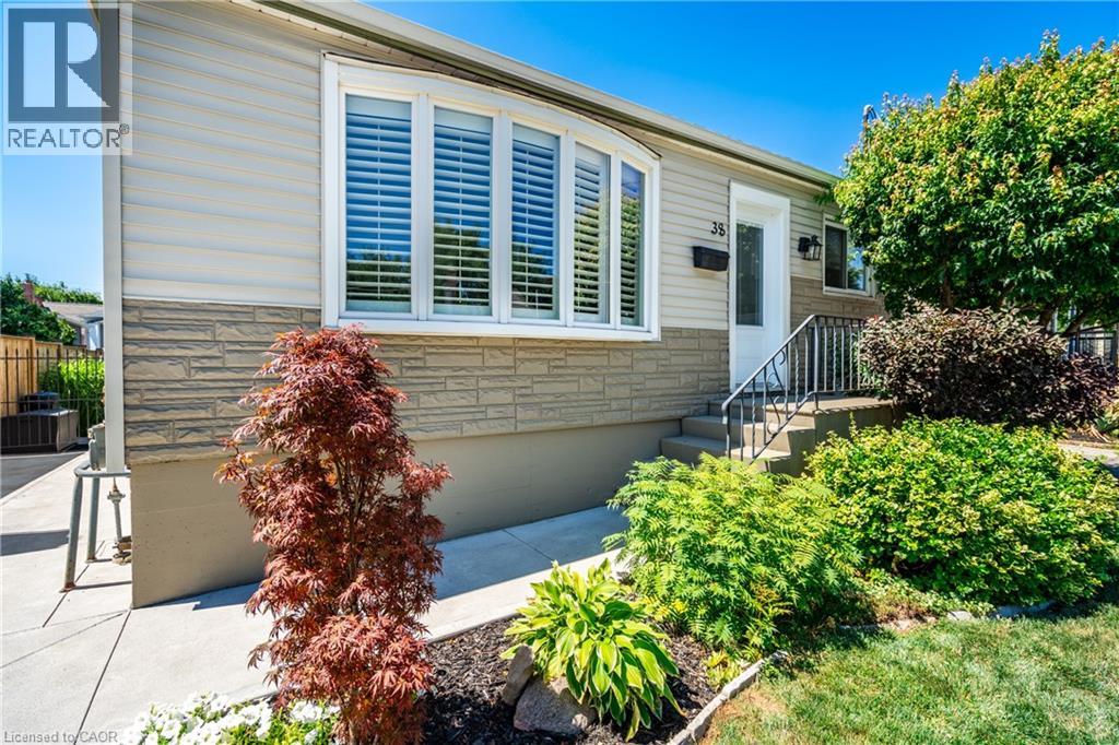 38 Salem Avenue, Hamilton, Ontario  L9A 3V9 - Photo 3 - 40776094