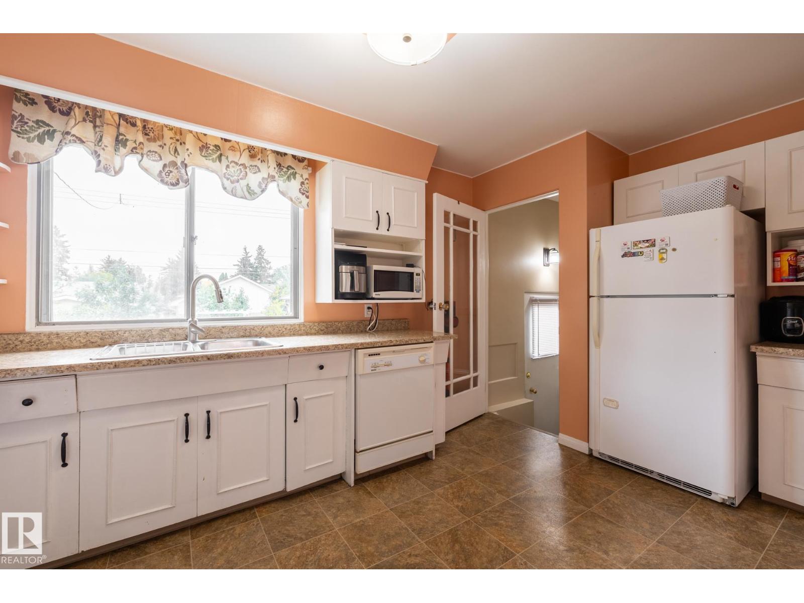 15707 92 Av Nw, Edmonton, Alberta  T5R 5C5 - Photo 9 - E4460621