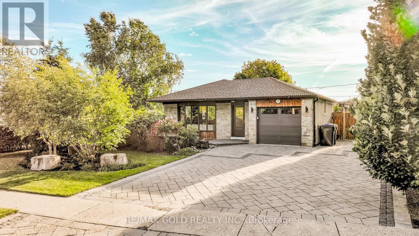 39 Ascot Avenue, Brampton (Avondale), Ontario  L6T 2P3 - Photo 1 - W12442565