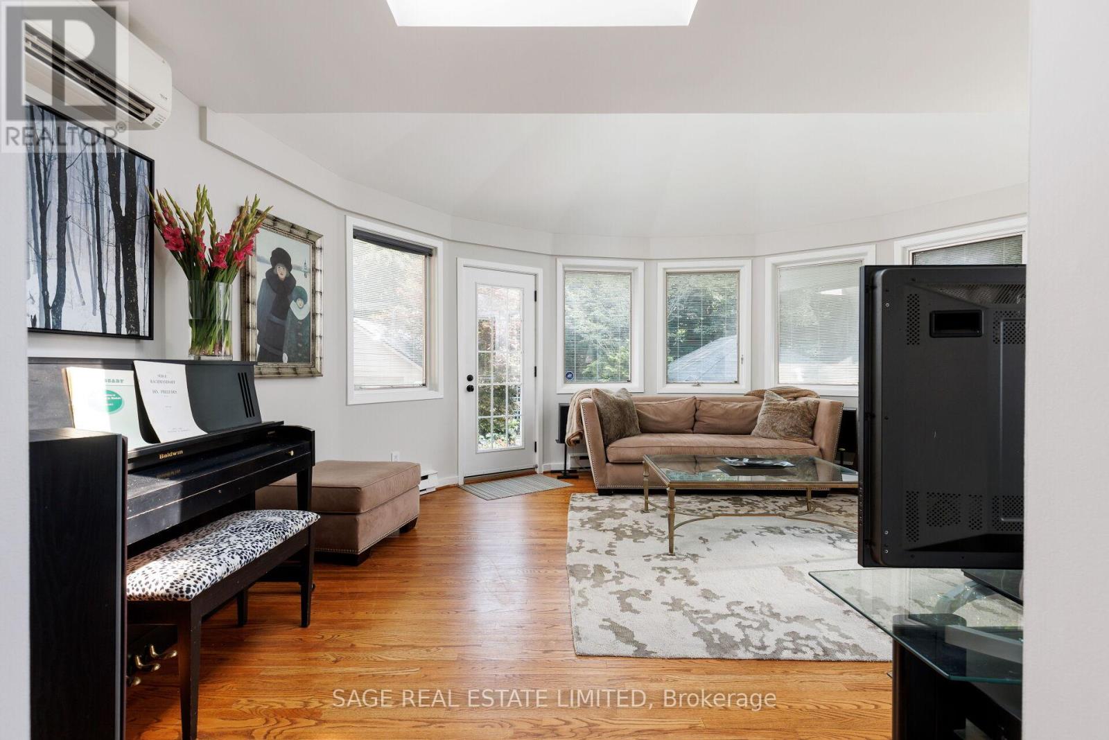 35 Grenview Boulevard N, Toronto (Kingsway South), Ontario  M8X 2J9 - Photo 12 - W12442606