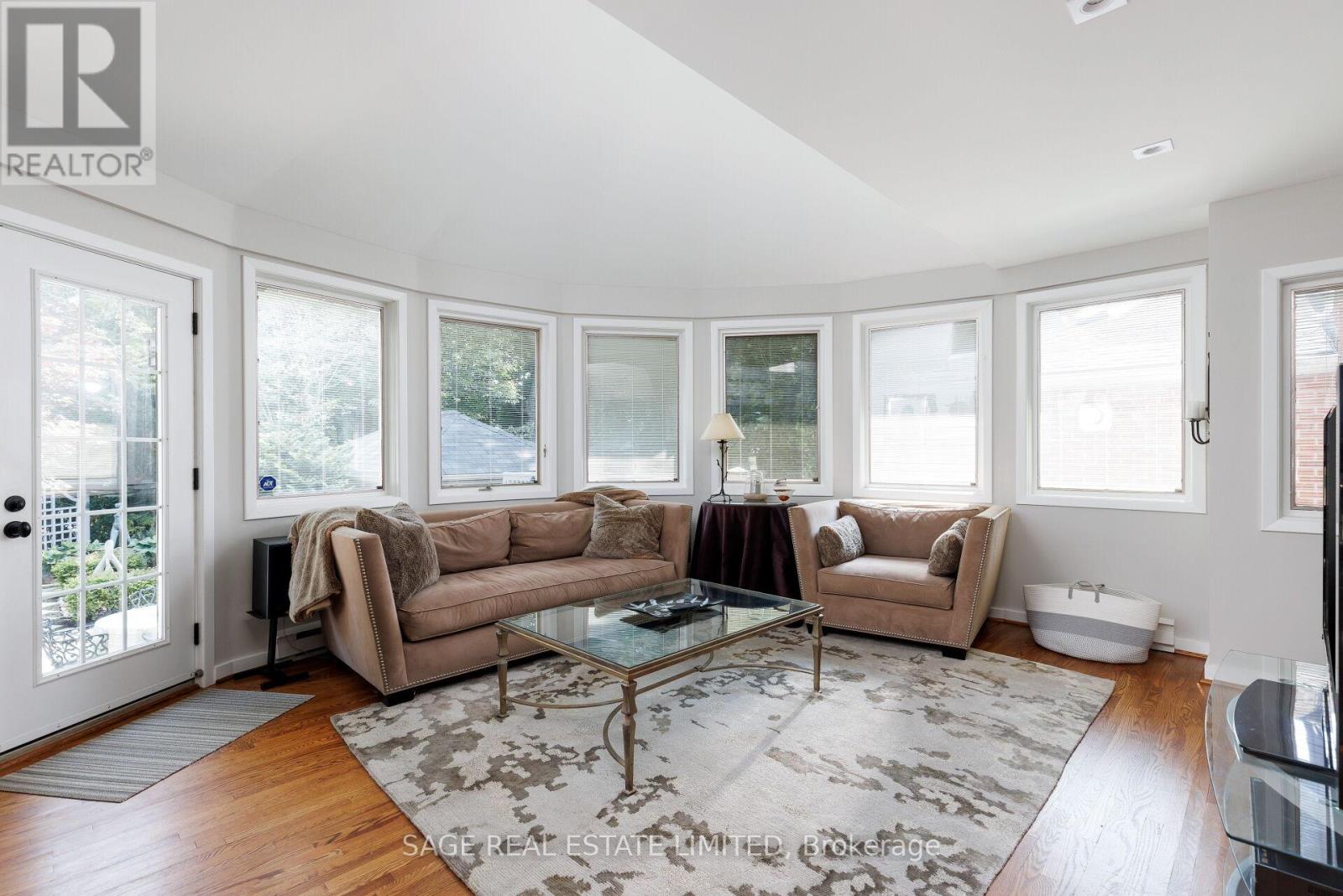 35 Grenview Boulevard N, Toronto (Kingsway South), Ontario  M8X 2J9 - Photo 13 - W12442606