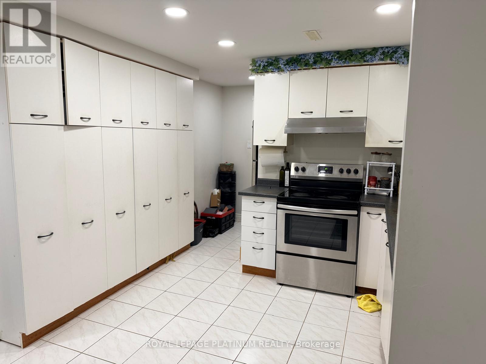 Legal Basement - 1540 Manorbrook Crt., Mississauga, Ontario  L5M 4A8 - Photo 9 - W12442628