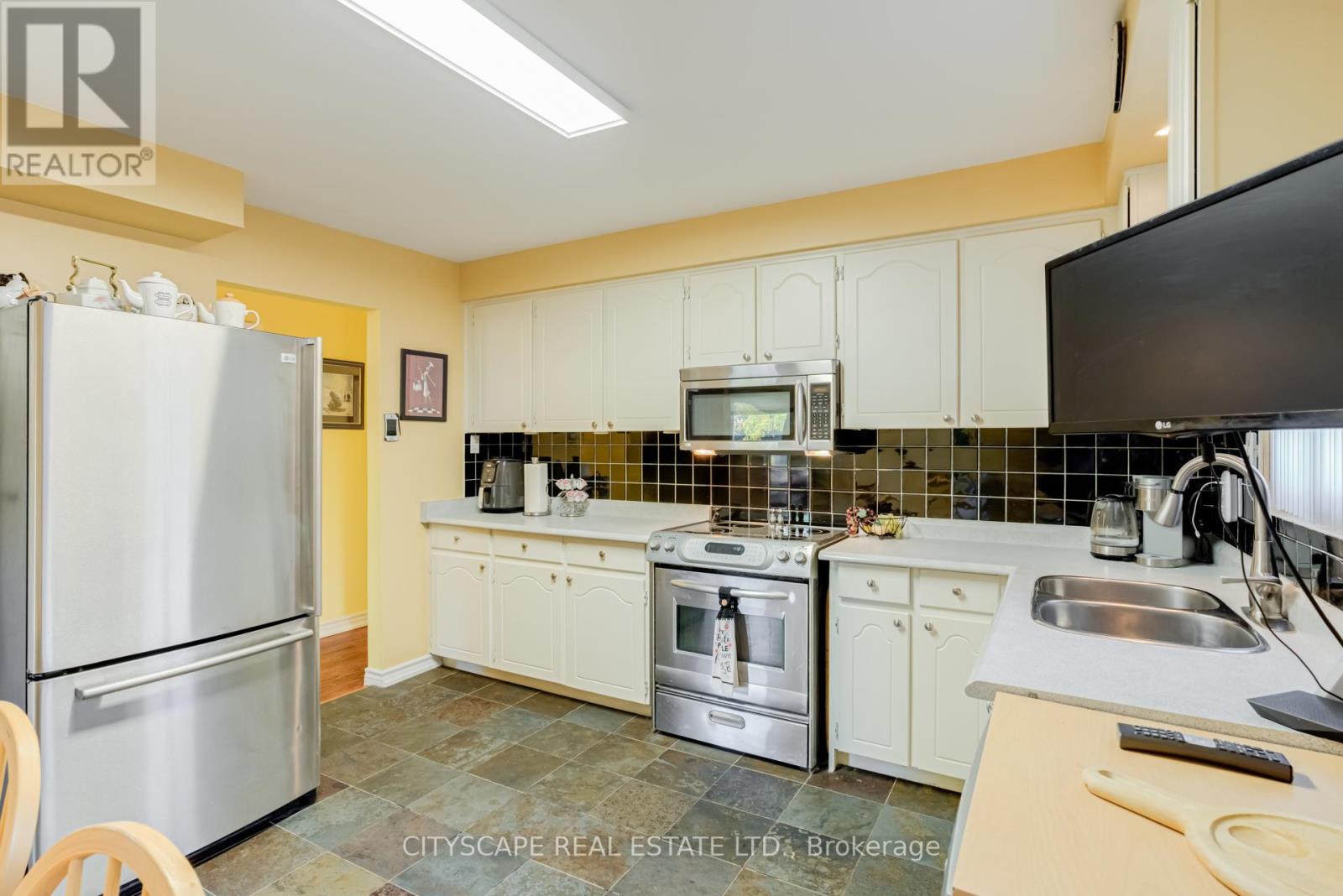 22 Jade Crescent, Brampton (Northgate), Ontario  L6S 3H1 - Photo 8 - W12442630