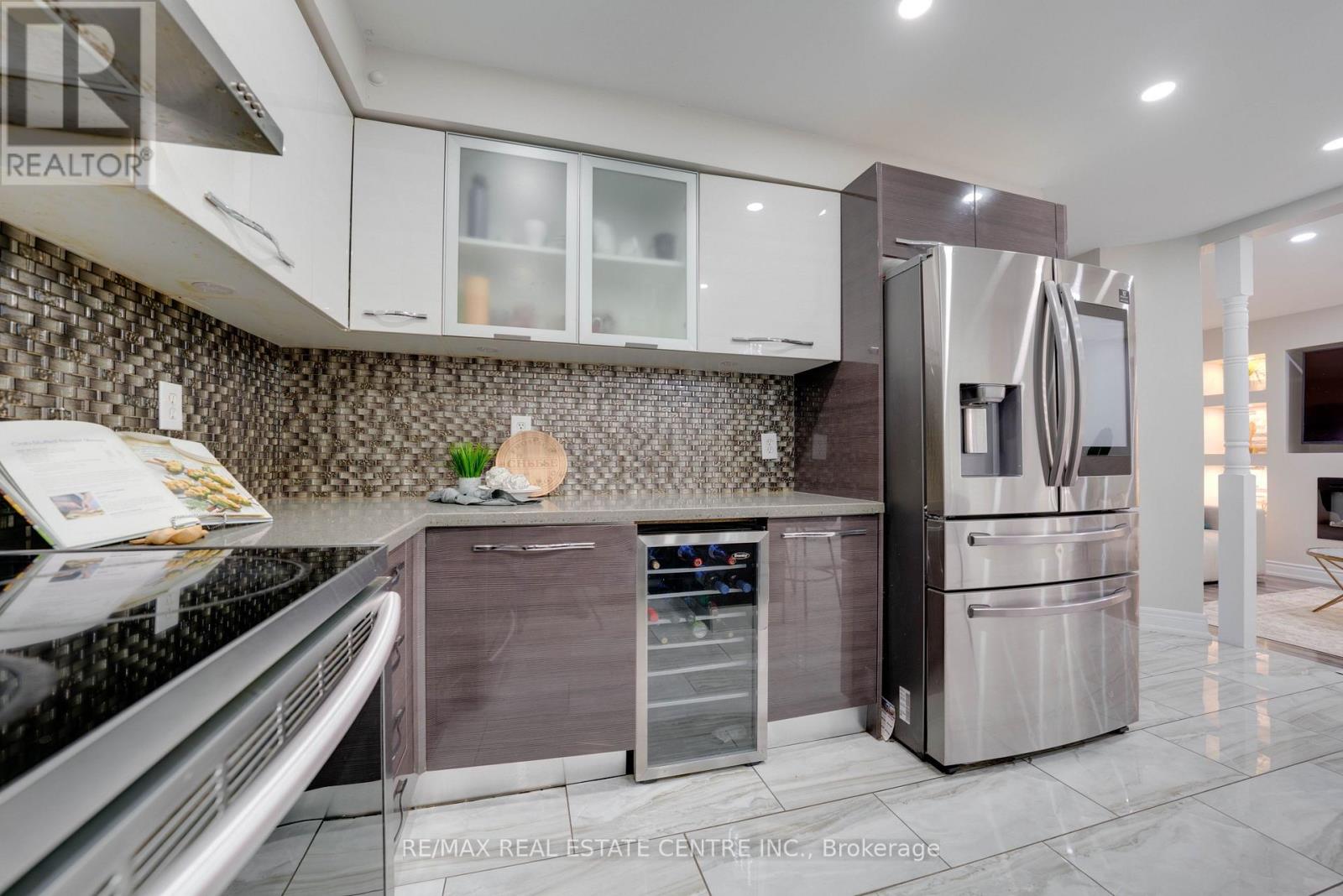 37 Pebblestone Circle, Brampton, Ontario  L6X 4N2 - Photo 17 - W12442639