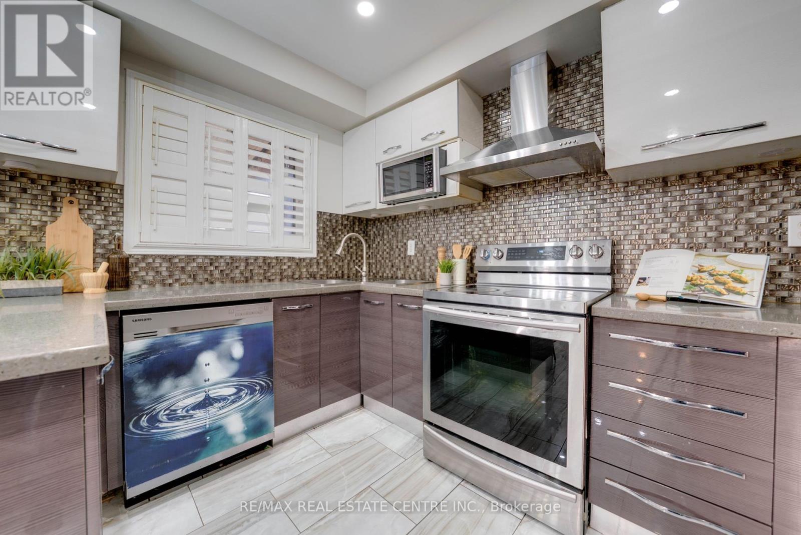 37 Pebblestone Circle, Brampton, Ontario  L6X 4N2 - Photo 18 - W12442639