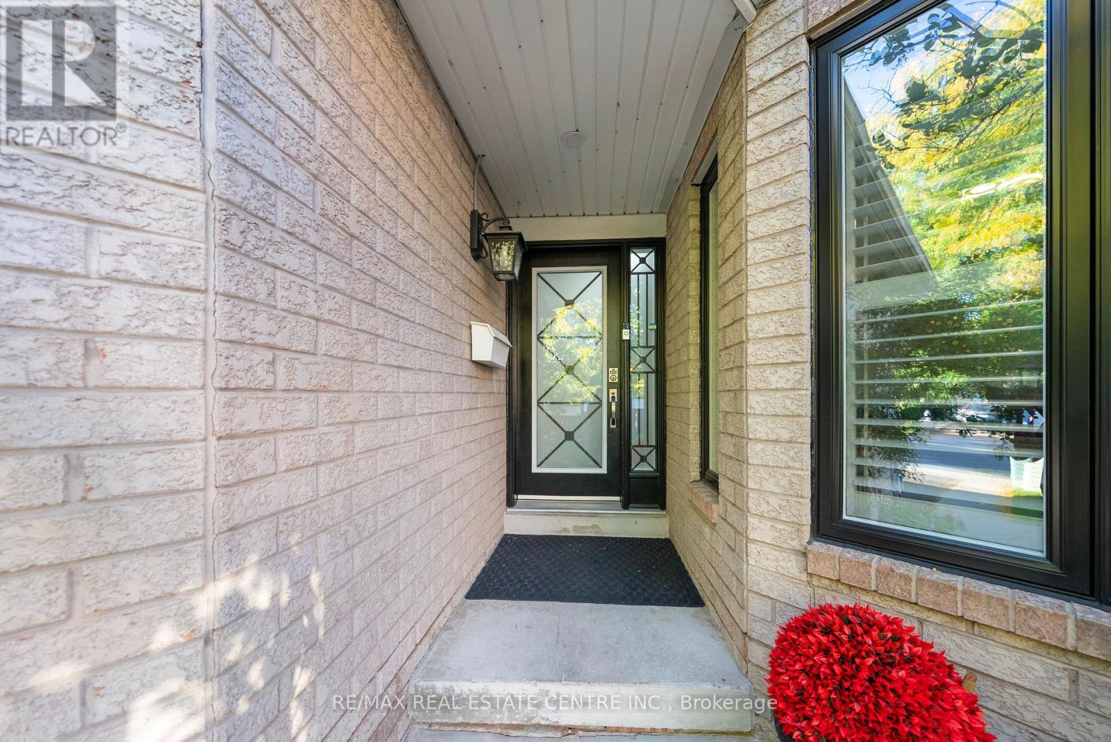 37 Pebblestone Circle, Brampton, Ontario  L6X 4N2 - Photo 2 - W12442639
