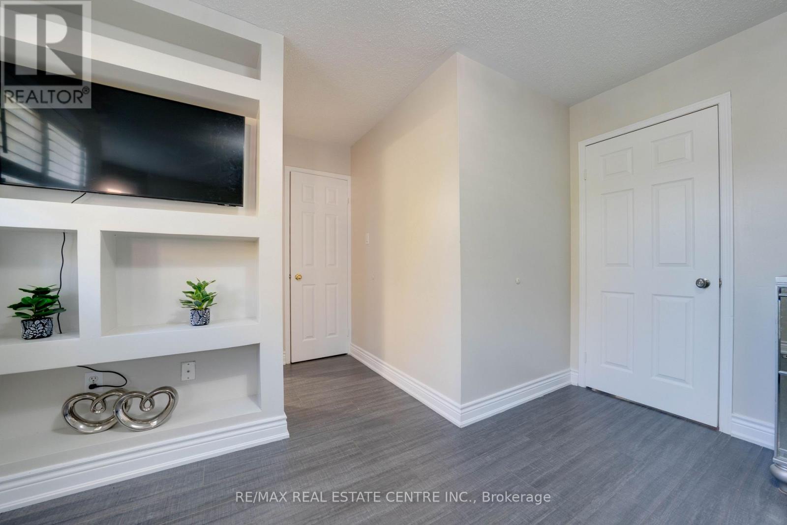 37 Pebblestone Circle, Brampton, Ontario  L6X 4N2 - Photo 24 - W12442639