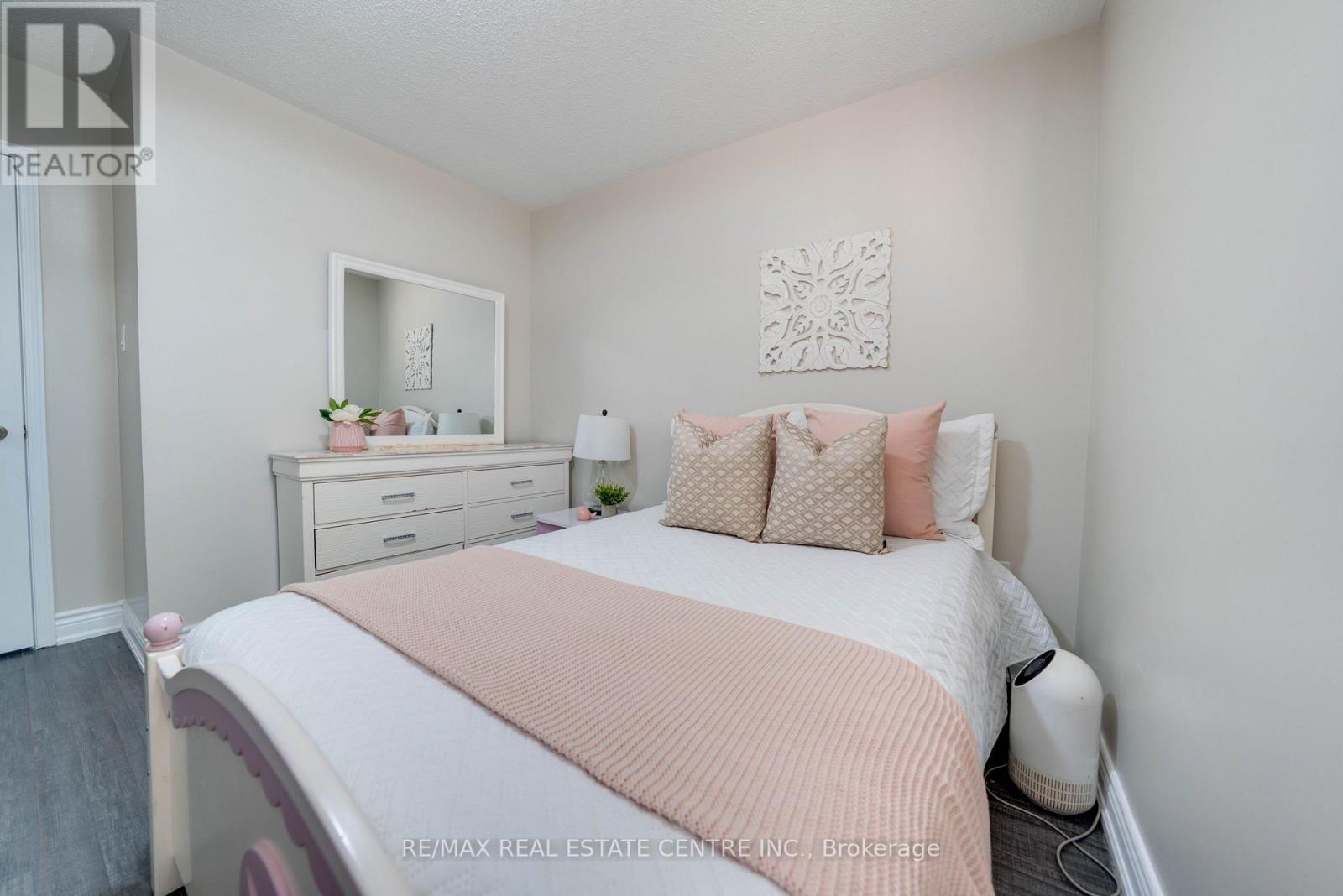 37 Pebblestone Circle, Brampton, Ontario  L6X 4N2 - Photo 29 - W12442639