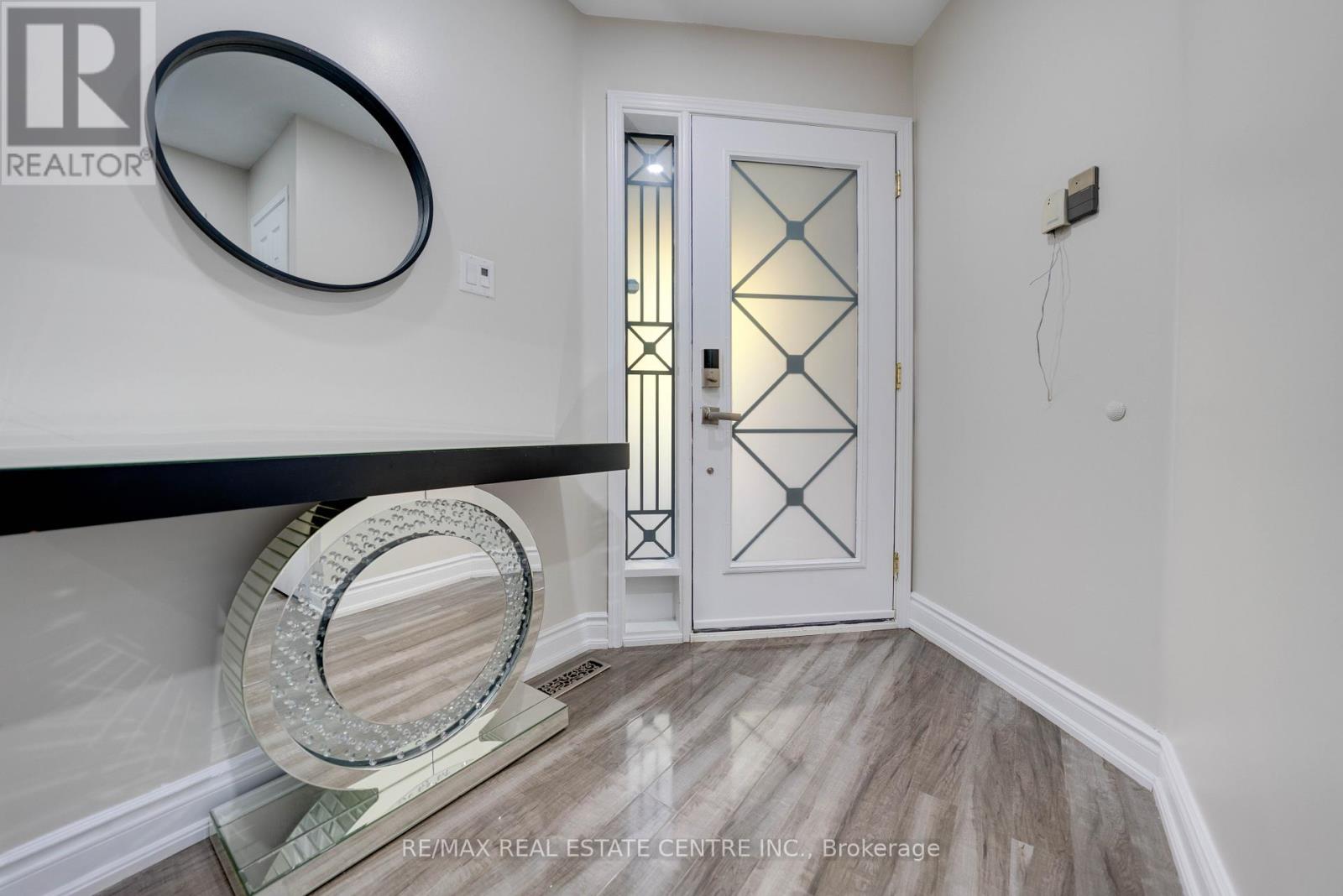 37 Pebblestone Circle, Brampton, Ontario  L6X 4N2 - Photo 3 - W12442639