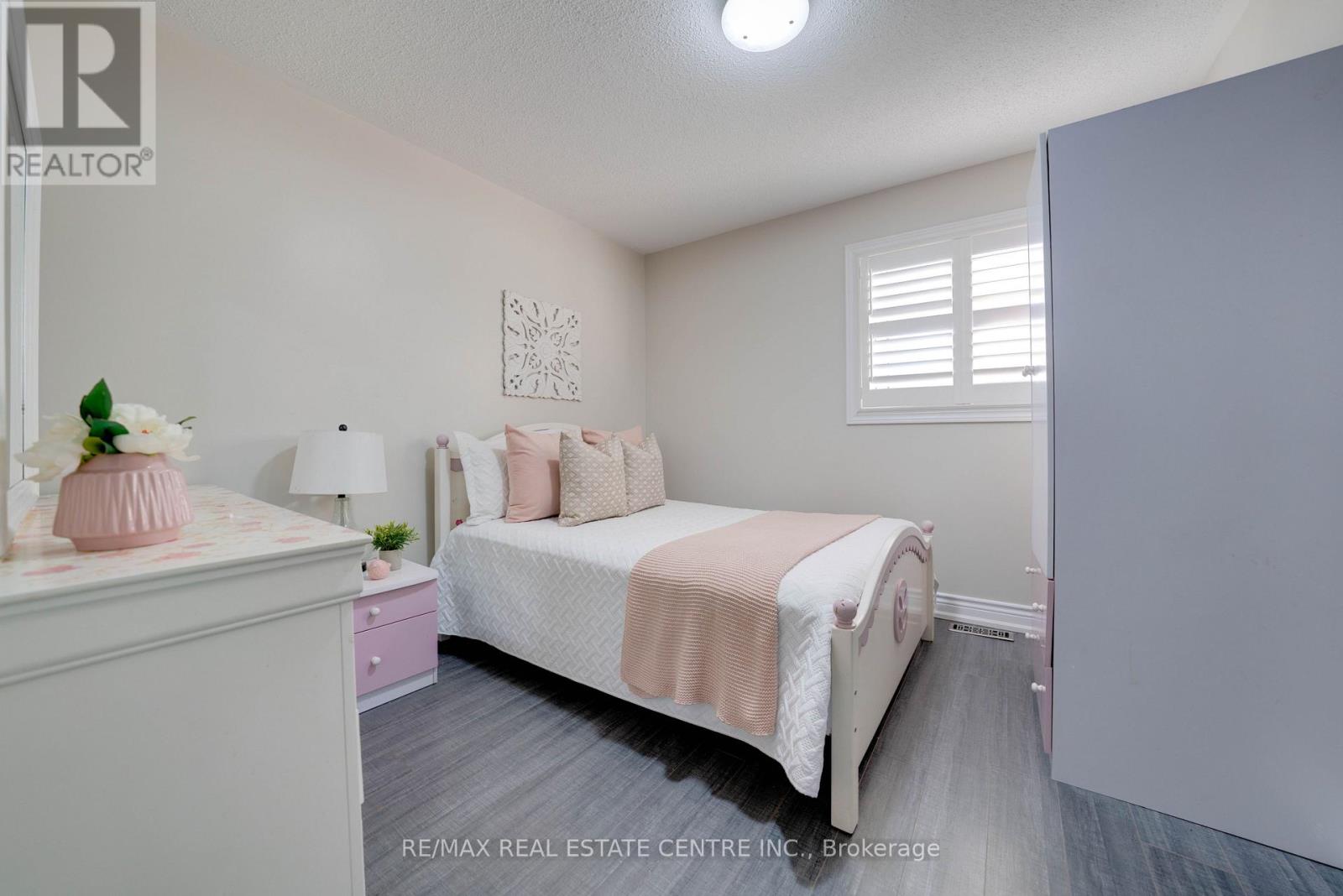 37 Pebblestone Circle, Brampton, Ontario  L6X 4N2 - Photo 30 - W12442639