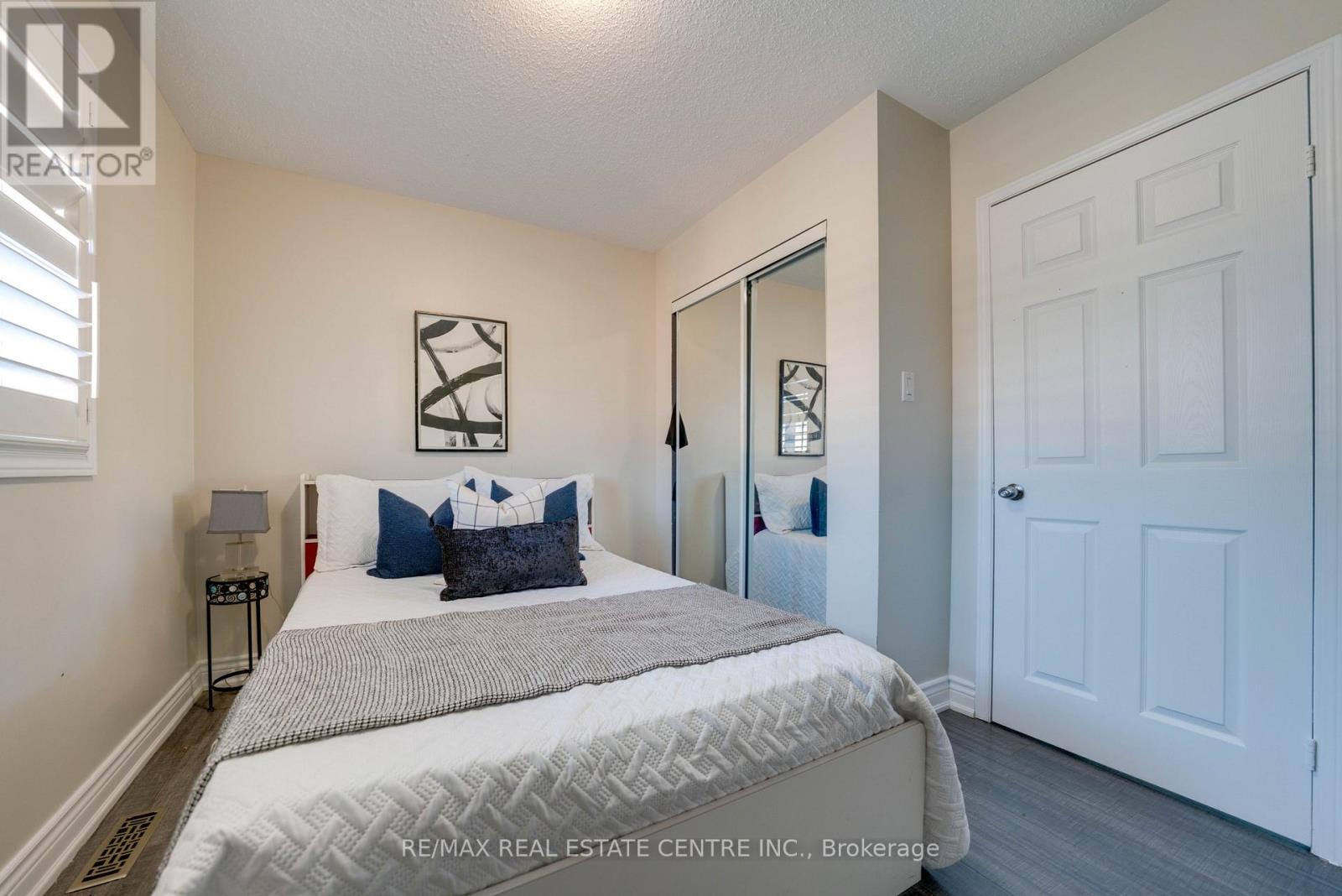 37 Pebblestone Circle, Brampton, Ontario  L6X 4N2 - Photo 34 - W12442639