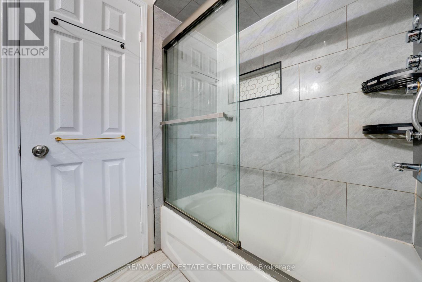 37 Pebblestone Circle, Brampton, Ontario  L6X 4N2 - Photo 36 - W12442639
