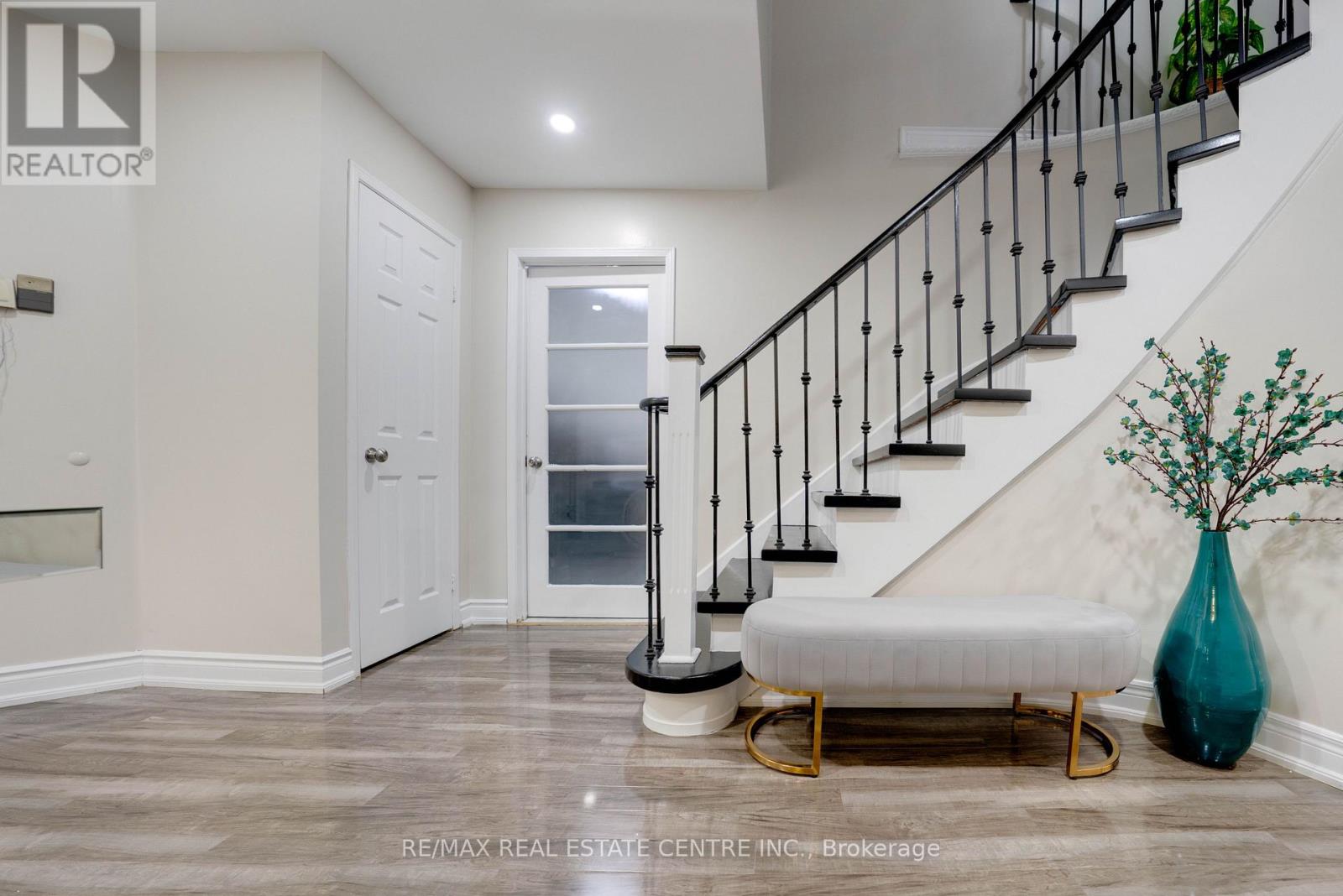 37 Pebblestone Circle, Brampton, Ontario  L6X 4N2 - Photo 4 - W12442639