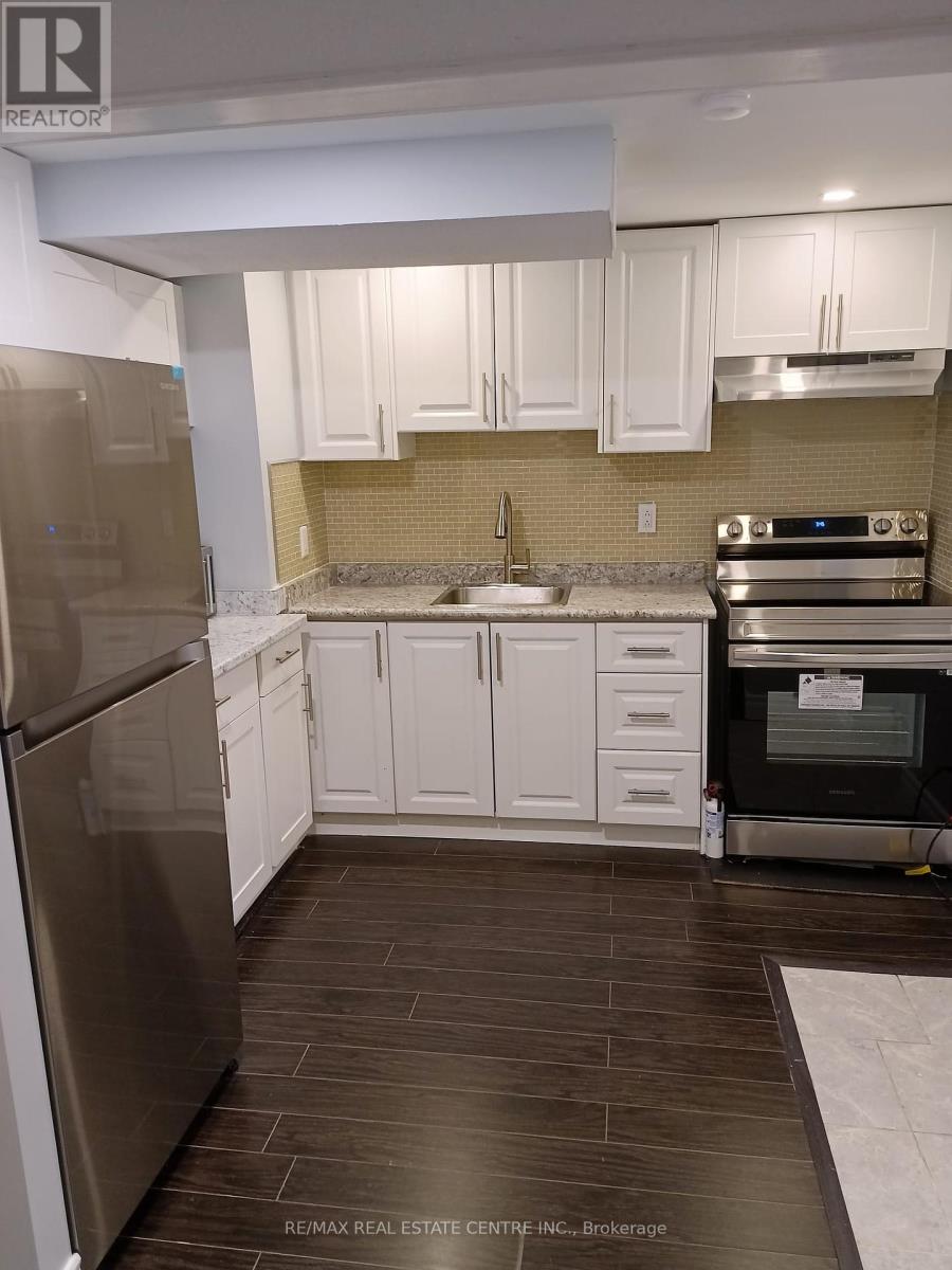 37 Pebblestone Circle, Brampton, Ontario  L6X 4N2 - Photo 42 - W12442639