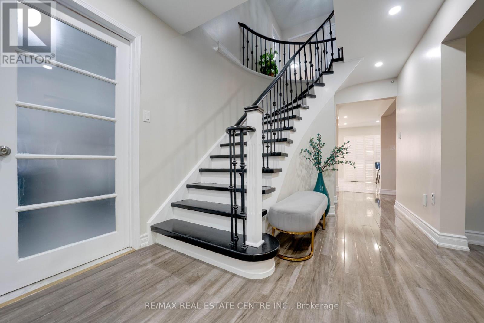 37 Pebblestone Circle, Brampton, Ontario  L6X 4N2 - Photo 5 - W12442639