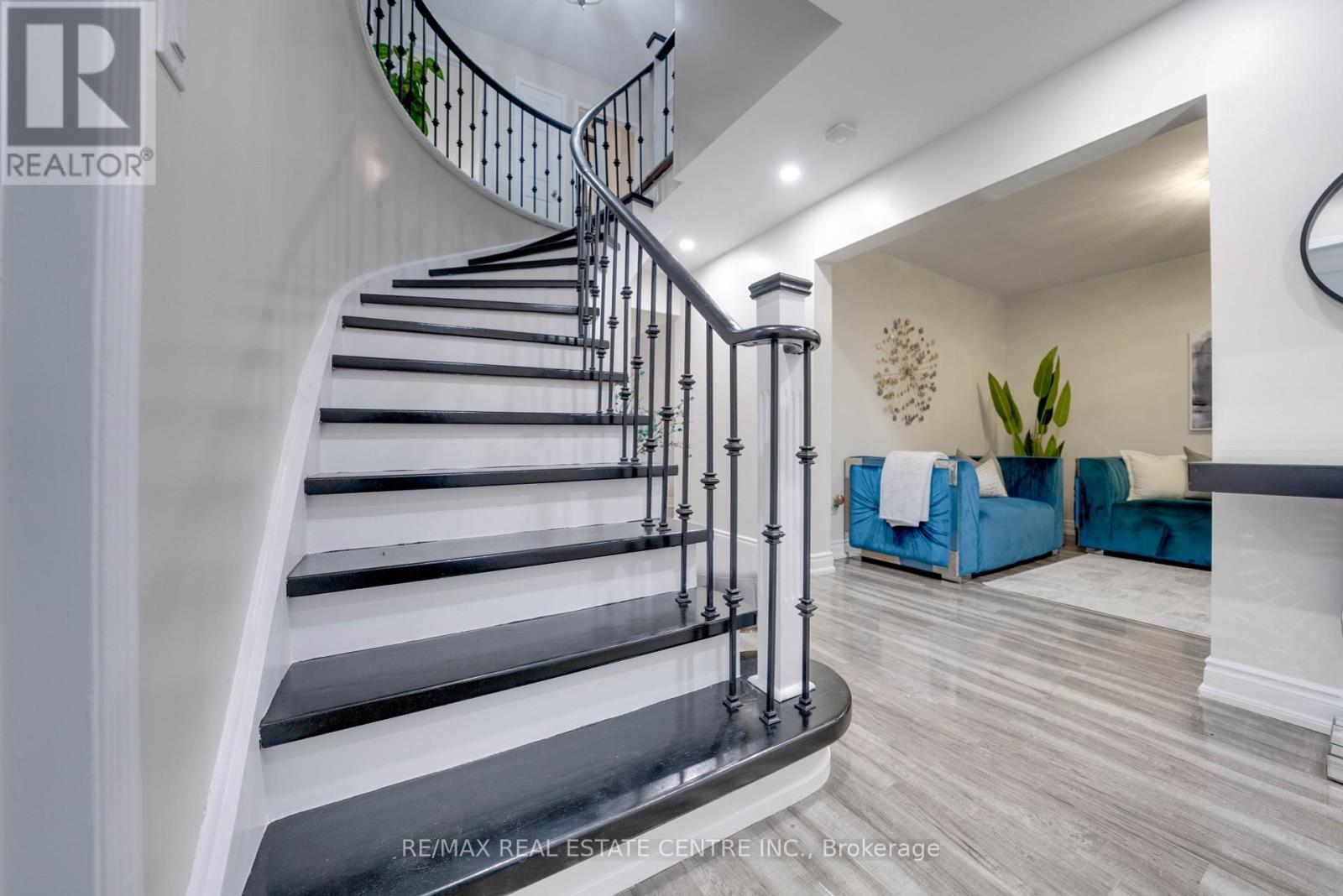 37 Pebblestone Circle, Brampton, Ontario  L6X 4N2 - Photo 6 - W12442639