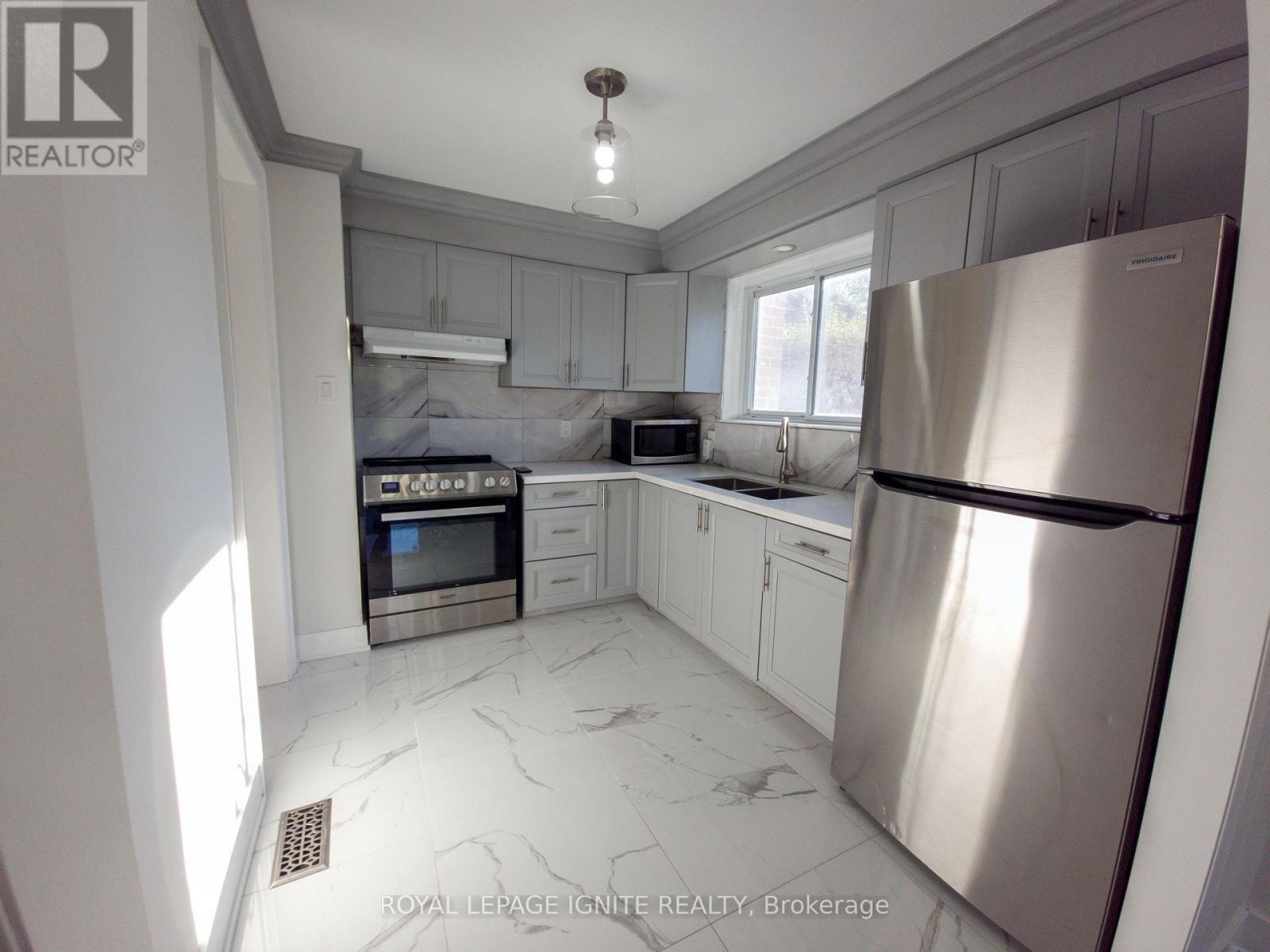 32 - 23 Tealham Drive, Toronto (West Humber-Clairville), Ontario  M9V 3T5 - Photo 5 - W12442641