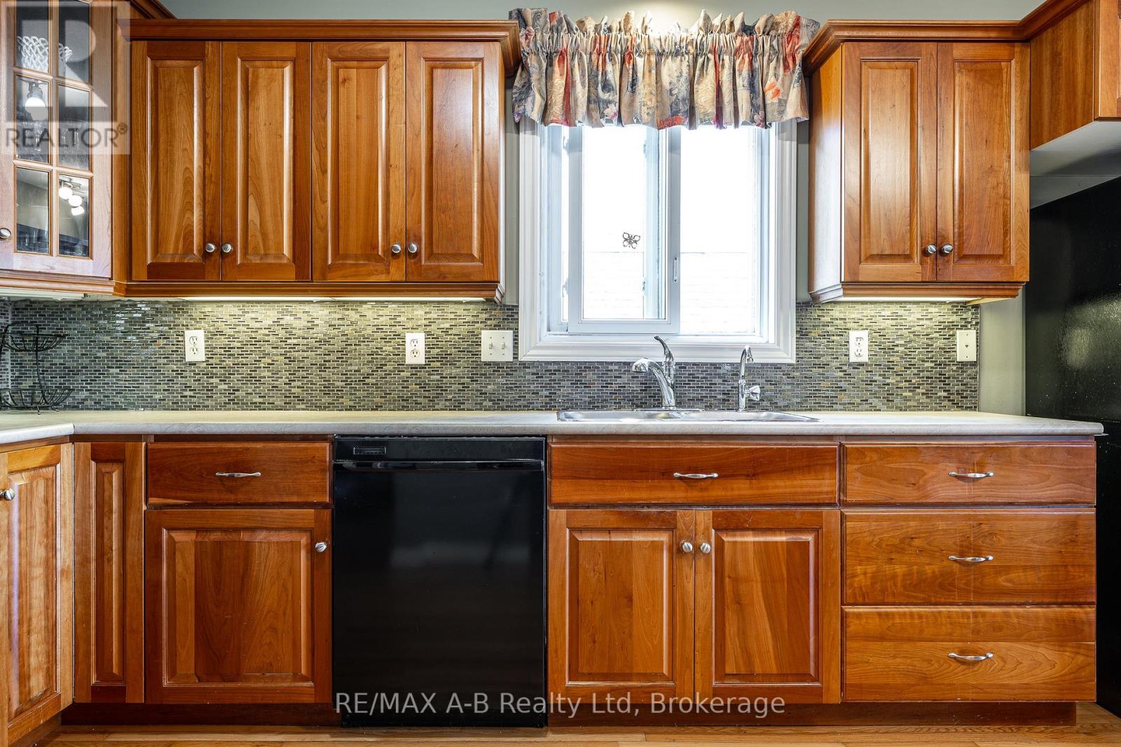 384 Douglas Street, Stratford, Ontario  N5A 7Z7 - Photo 7 - X12442806