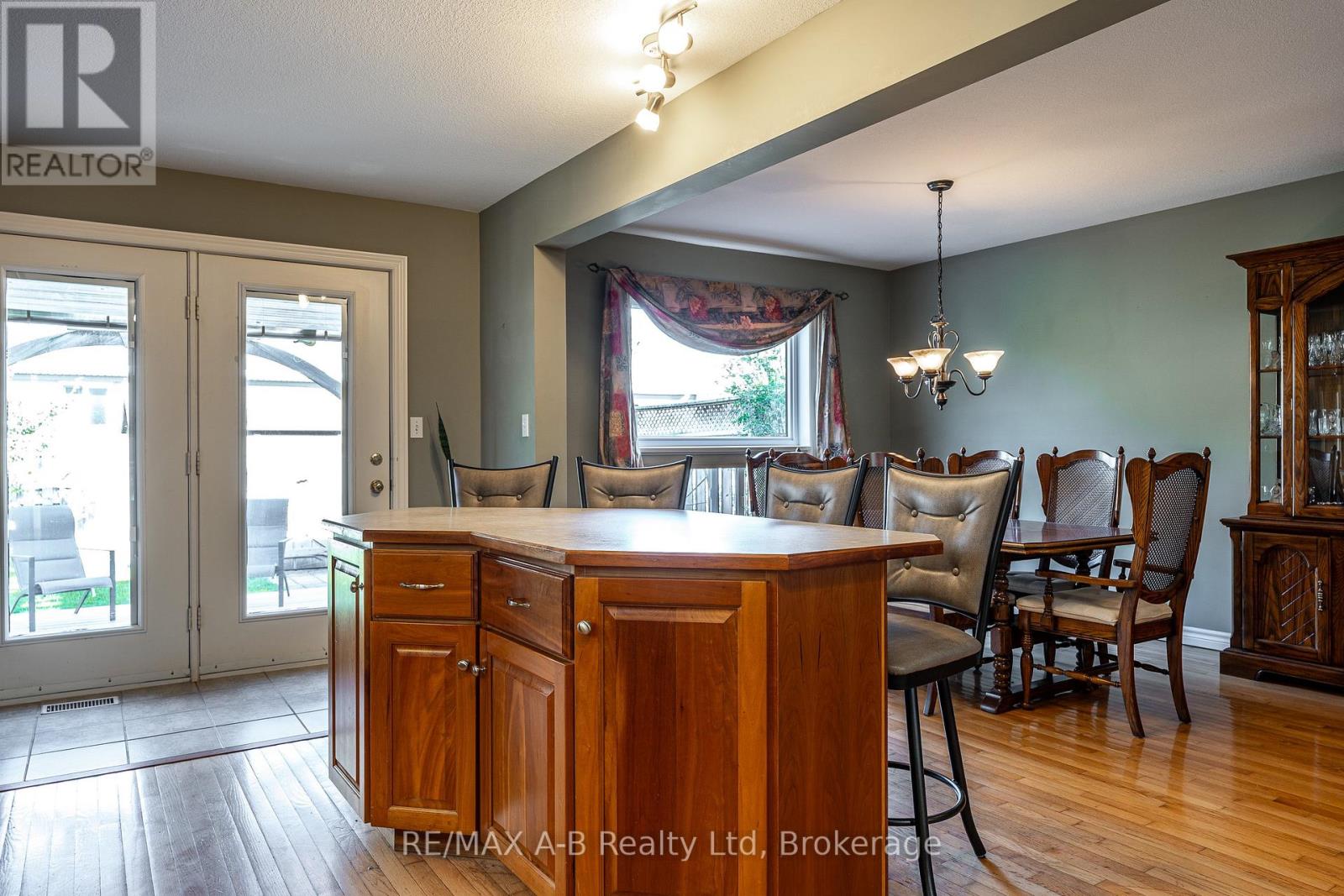 384 Douglas Street, Stratford, Ontario  N5A 7Z7 - Photo 9 - X12442806