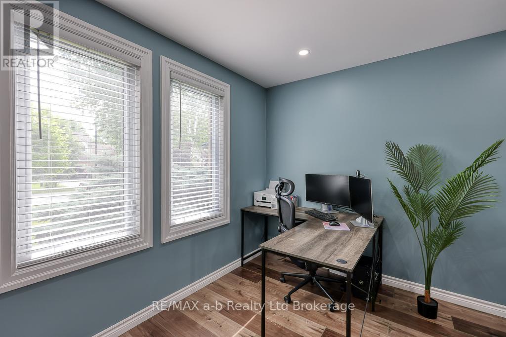 346 Riverview Drive, Strathroy-Caradoc, Ontario  N7G 4B7 - Photo 11 - X12442726