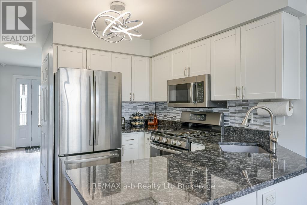 346 Riverview Drive, Strathroy-Caradoc, Ontario  N7G 4B7 - Photo 13 - X12442726