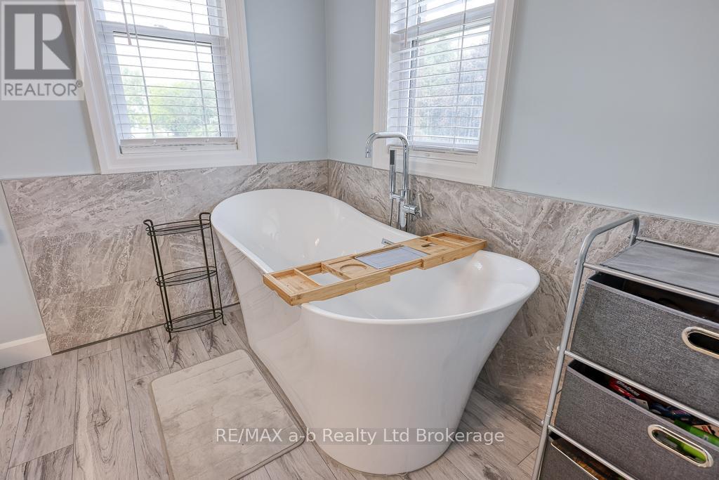 346 Riverview Drive, Strathroy-Caradoc, Ontario  N7G 4B7 - Photo 24 - X12442726