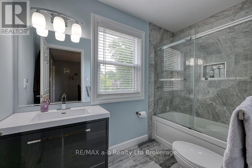 346 Riverview Drive, Strathroy-Caradoc, Ontario  N7G 4B7 - Photo 30 - X12442726